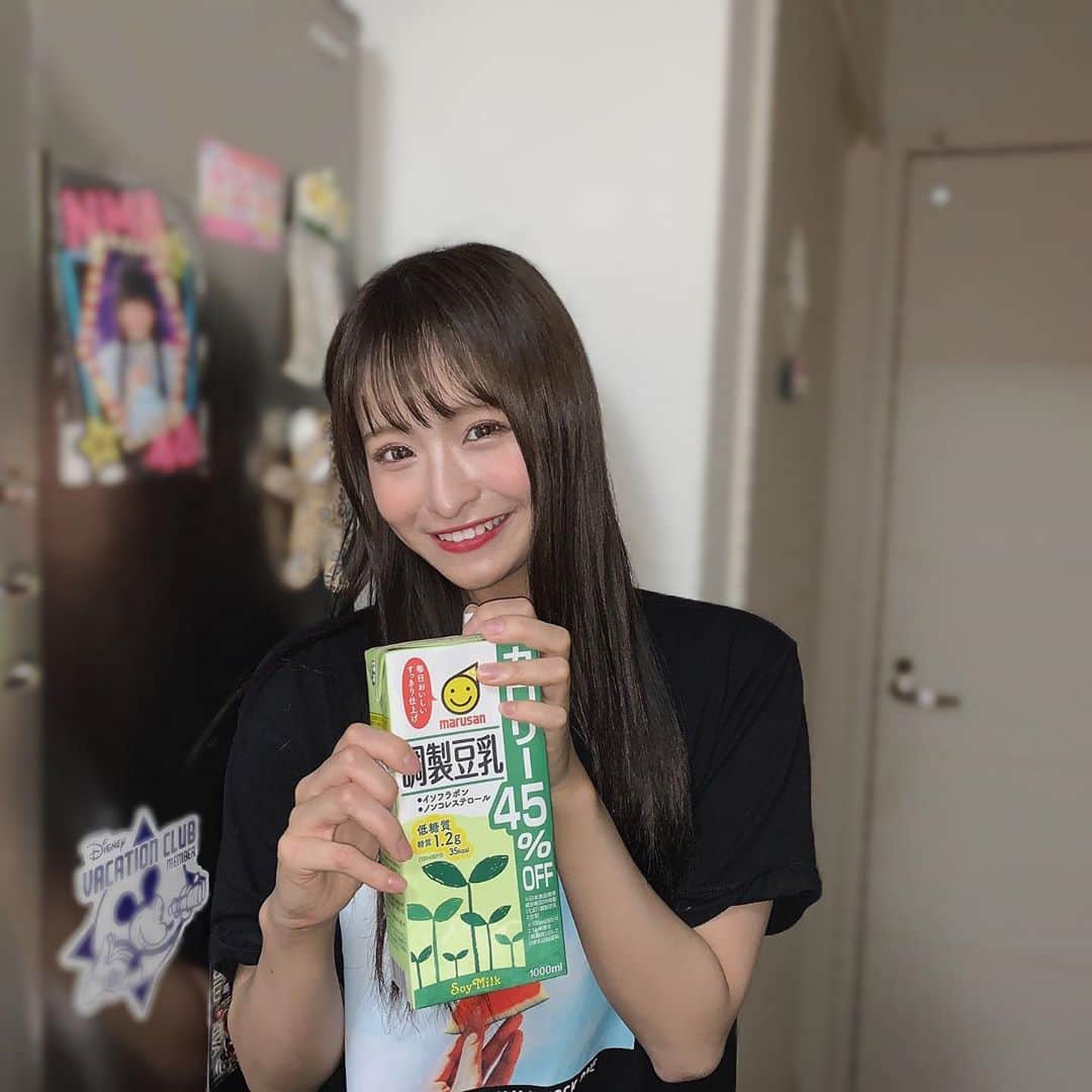 清水里香さんのインスタグラム写真 - (清水里香Instagram)「インスタライブありがとうございました😊﻿ ﻿ 急にぱぱ登場しました😂﻿ ぱぱは私よりも喋ってて﻿ めちゃくちゃ楽しそうでした😂﻿ ﻿ どうやらインスタライブにハマった様子🤭﻿ ﻿ またやろうよ！って言ってましたので﻿ またやった時は皆さん見てください🤣﻿ ﻿ ﻿ ﻿ #なんだか #すごく #おうち時間 #ぽい写真だね﻿ #レアだね #冷蔵庫 と #豆乳﻿ #豆乳はもう残り少なかったので﻿ #このまま飲みました #そしたら #ぱぱに﻿ #撮られました #いえい」6月1日 18時59分 - partyyy_chu