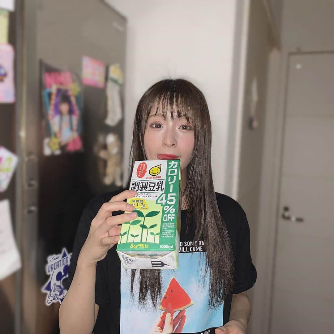 清水里香さんのインスタグラム写真 - (清水里香Instagram)「インスタライブありがとうございました😊﻿ ﻿ 急にぱぱ登場しました😂﻿ ぱぱは私よりも喋ってて﻿ めちゃくちゃ楽しそうでした😂﻿ ﻿ どうやらインスタライブにハマった様子🤭﻿ ﻿ またやろうよ！って言ってましたので﻿ またやった時は皆さん見てください🤣﻿ ﻿ ﻿ ﻿ #なんだか #すごく #おうち時間 #ぽい写真だね﻿ #レアだね #冷蔵庫 と #豆乳﻿ #豆乳はもう残り少なかったので﻿ #このまま飲みました #そしたら #ぱぱに﻿ #撮られました #いえい」6月1日 18時59分 - partyyy_chu