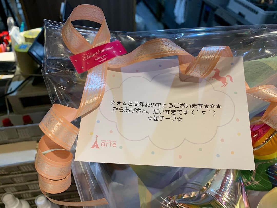 池田真一さんのインスタグラム写真 - (池田真一Instagram)「同期の茜チーフから3周年のお祝いバルーン届きました！ありがとう😊 ぜひ真夜中市場でからあげさん販売してください👍」6月1日 19時12分 - wartdebu