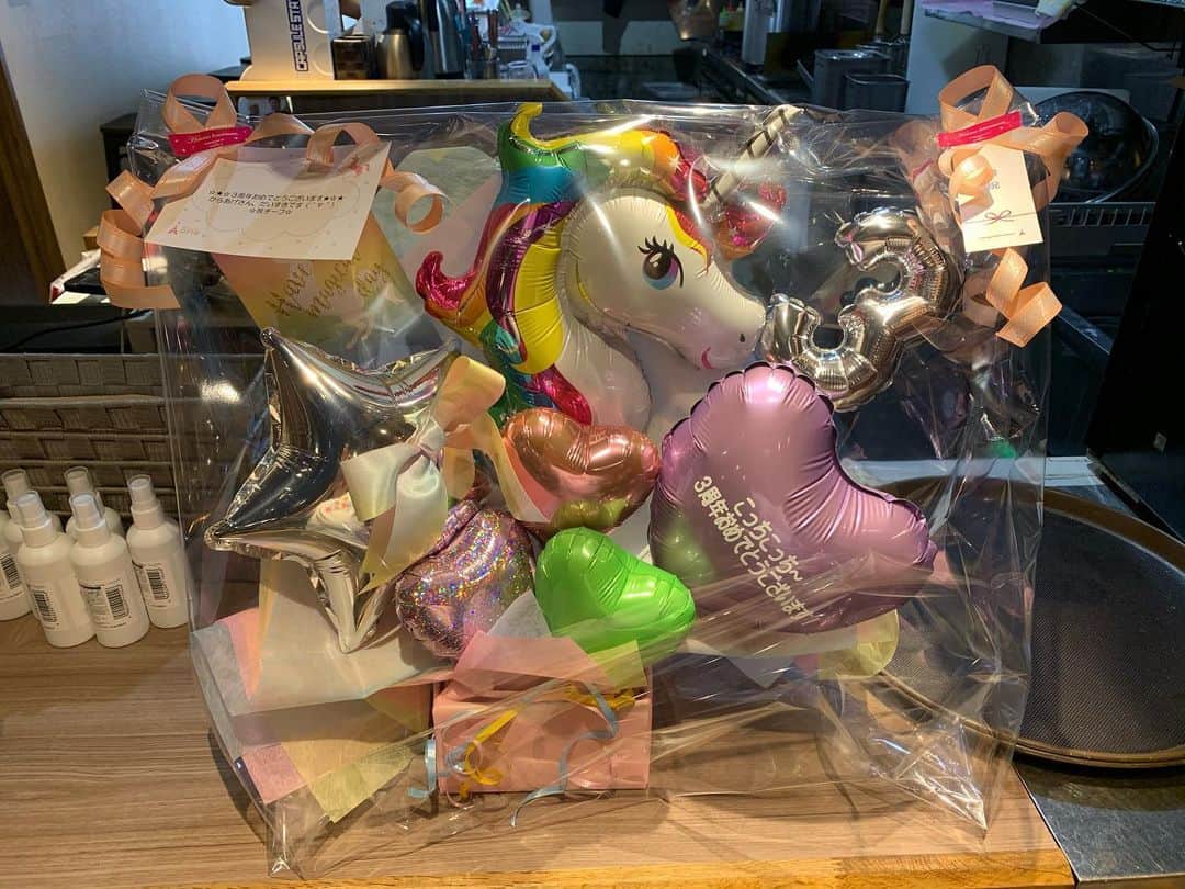 のインスタグラム：「同期の茜チーフから3周年のお祝いバルーン届きました！ありがとう😊 ぜひ真夜中市場でからあげさん販売してください👍」