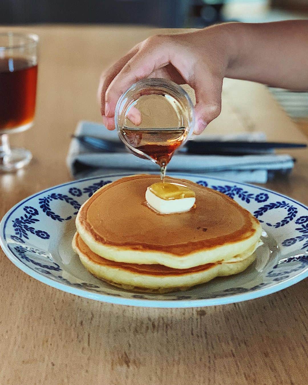 Natsuko Motoiのインスタグラム：「#ホットケーキ 🥞 . . . . . .  #お昼ごはん  #パンケーキ #おうちごはん　#おうちごはんlover  #おうちカフェ #暮らしを楽しむ #vscofood #foodvsco  #igersjp #うつわ #フーディーテーブル #wp_deli_japan」