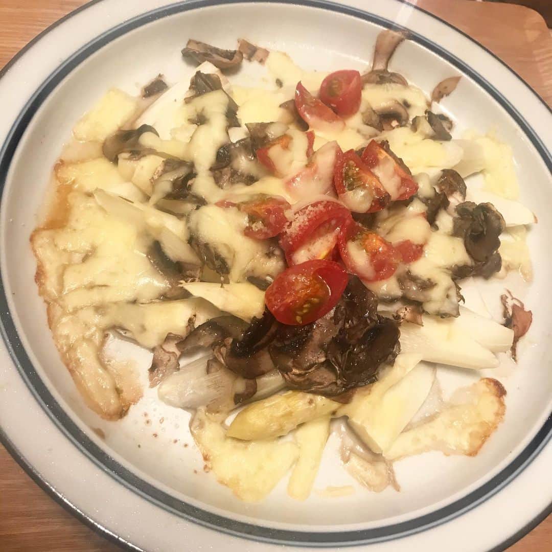 田中琴乃さんのインスタグラム写真 - (田中琴乃Instagram)「・ ・ ガーリックステーキ ・ ポテトサラダ（きゅうり抜き） ・ ホワイトアスパラガスに薄くスライスしたマッシュルームとトマト、チーズをのせたオーブン焼き ・ ・ #緑がない  #ホワイトアスパラ だったから仕方がない #クックパッド に縛られないただただ思いのままの料理」6月1日 19時11分 - tanakakotono