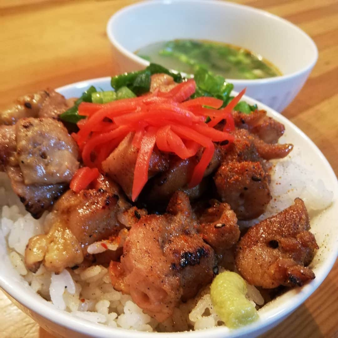 松本隆博のインスタグラム：「。 今日の晩御飯は、焼鳥丼。 そして鶏ガラスープ(^-^) 丼は半分食べて、スープ茶漬け の様にして〆ます(^ ^)。 焼鳥が半額だったて6本で 二百円( ﾟ∀ ﾟ)(^-^)。 コスパ最高の晩御飯でした。 ＼(⌒日⌒）／ ひとり飯ひとり酒ひとり言 …1人前(^-^)(^-^)(^-^)(^-^) 昨日のラジオ聴いてくれたん かなぁ…^^;^^;」