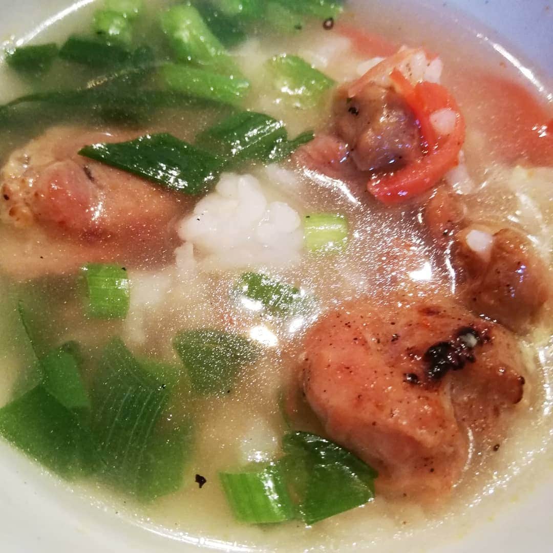 松本隆博さんのインスタグラム写真 - (松本隆博Instagram)「。 今日の晩御飯は、焼鳥丼。 そして鶏ガラスープ(^-^) 丼は半分食べて、スープ茶漬け の様にして〆ます(^ ^)。 焼鳥が半額だったて6本で 二百円( ﾟ∀ ﾟ)(^-^)。 コスパ最高の晩御飯でした。 ＼(⌒日⌒）／ ひとり飯ひとり酒ひとり言 …1人前(^-^)(^-^)(^-^)(^-^) 昨日のラジオ聴いてくれたん かなぁ…^^;^^;」6月1日 19時11分 - takam0210