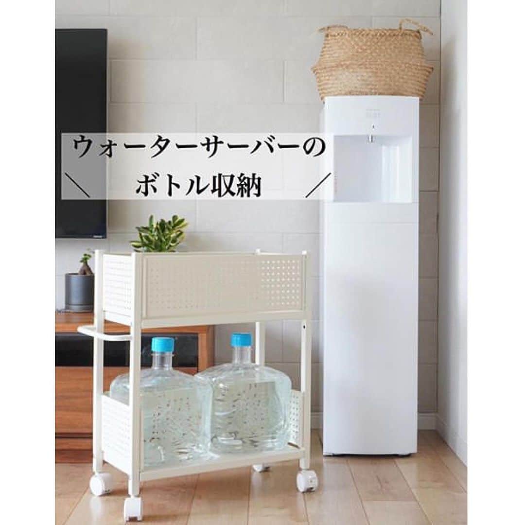 フレシャス公式(FRECIOUS) さんのインスタグラム写真 - (フレシャス公式(FRECIOUS) Instagram)「#フレシャス収納術 . 本日は、フレシャスを長くご利用いただいている ＠r.w.___home___ さまの水ボトル収納術をご紹介！ . これぞまさしくシンデレラフィット✨ 「こんなにピッタリなものが…！」と、 フレシャス編集部スタッフも感動です（笑） . 主な対応機種は、 9.3Lボトルタイプのスラットシリーズです。 【Slat】  #スラット 【Slat+cafe】 #スラットプラスカフェ . . こちらの収納ワゴンは、 「山善　ワゴン」 「山善　収納ラック キャスター付き　26cm幅」 など検索すると商品を見ることができます。 （※サイズ展開しているのでご注意を👨‍👧‍👦） .  ぜひご参考くださいね♪ . . ＠r.w.___home___さま、ご投稿ありがとうございました！ . ─────────────── フレシャス公式Instagram★ @frecious_official . その他の収納術はこちら✨ ↓ ↓ ↓ #フレシャス収納術 . ─────────────── . #Repost @r.w.___home___ • • • • • • ようやく見つけました💗 #ウォーターサーバー のボトル収納⌂⌂ . お世話になって4年目の#フレシャススラット 🚰 本体はとてもお気に入りなのに、 ボトルの収納方法がなかなか定まらず、 ダンボールのまま収納していました。。 . . そんな中見つけたのが#山善 さんのワゴン👀 . ボトルのダンボールのサイズと ワゴンの内寸がピッタリ😳 ワゴン自体も我が家のパントリー的な収納にピッタリ収まる奇跡😳 . ボトルの出し入れもしやすくなったし、 悩みがひとつ解決できて良かったです𓅯💕 . . #フレシャス #frecious  #ウォーターサーバー #水ストック術 #水ボトル収納 #シンデレラフィット #slat #slatcafe #myフレシャス #フレシャス収納術」6月1日 19時06分 - frecious_official