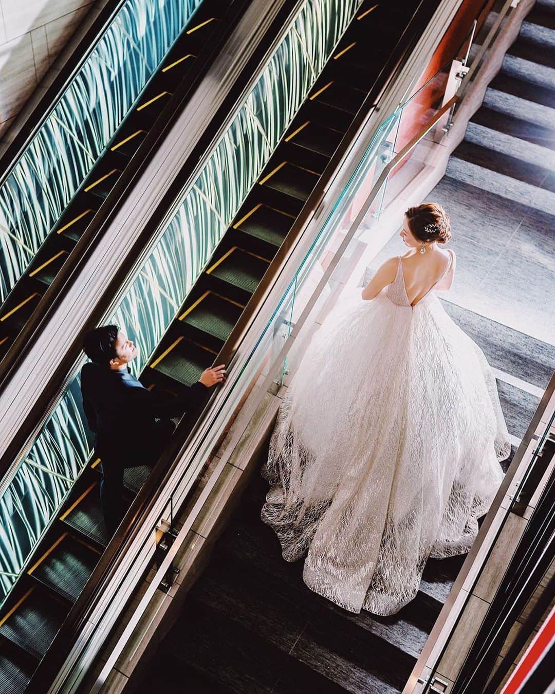 25ans Wedding 公式 Bridesのインスタグラム：「今日は、「リーガロイヤルホテル京都」で披露宴を行ったKayoさんのフォトをリポスト✨ 雅な気品とモダンな雰囲気が調和する空間に、スタイリッシュでラグジュアリーなドレススタイルがよく映えます🌹「ラザロ」のドレスは、動くたびにキラキラときらめくラグジュアリーな一着。」