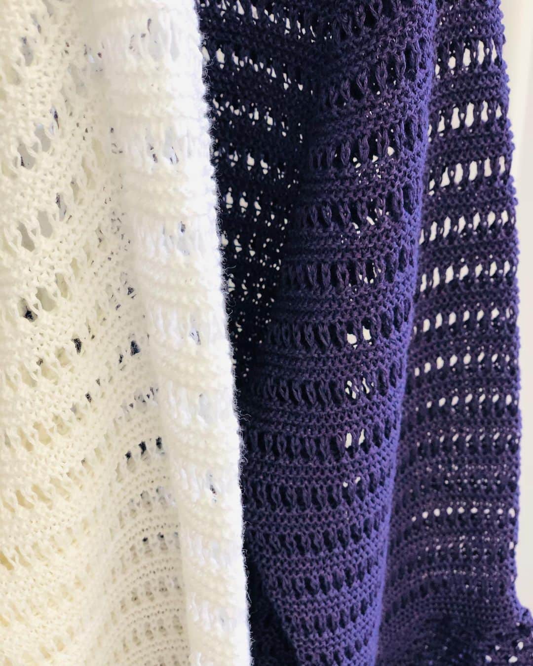 イリアンローヴのインスタグラム：「iliannloeb 20ss collection ・ ・ 綿と麻を撚糸加工した素材を使用。 麻のシャリ感と張り感が特徴です。 少しレトロなイメージの後ろ開きプルオーバー。 袖口に向かってふんわり広がった袖がキャッチーなデザインです。 ・ ・  #iliannloeb#イリアンローヴ#イリアンローブ#knit#japanknit#fashion#ニット#ジャパンニット」
