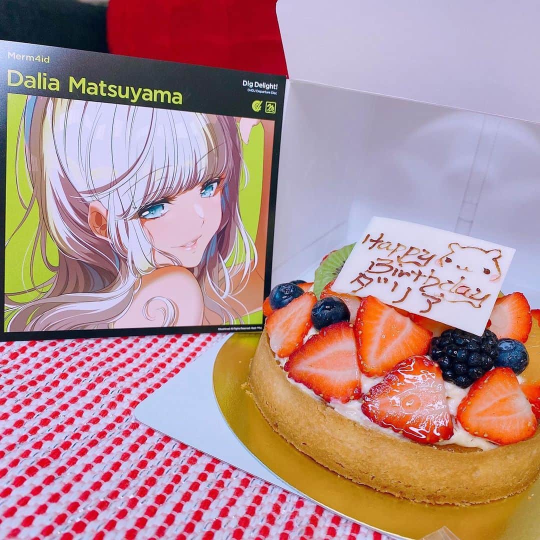 根岸愛のインスタグラム：「🎂🧜‍♀️🎂 Merm4idっぽいなって思ってフルーツタルトにしました☺️ #D4DJ #Merm4id #松山ダリア #松山ダリア生誕祭2020 #ケーキ #cake #タルト #フルーツタルト」