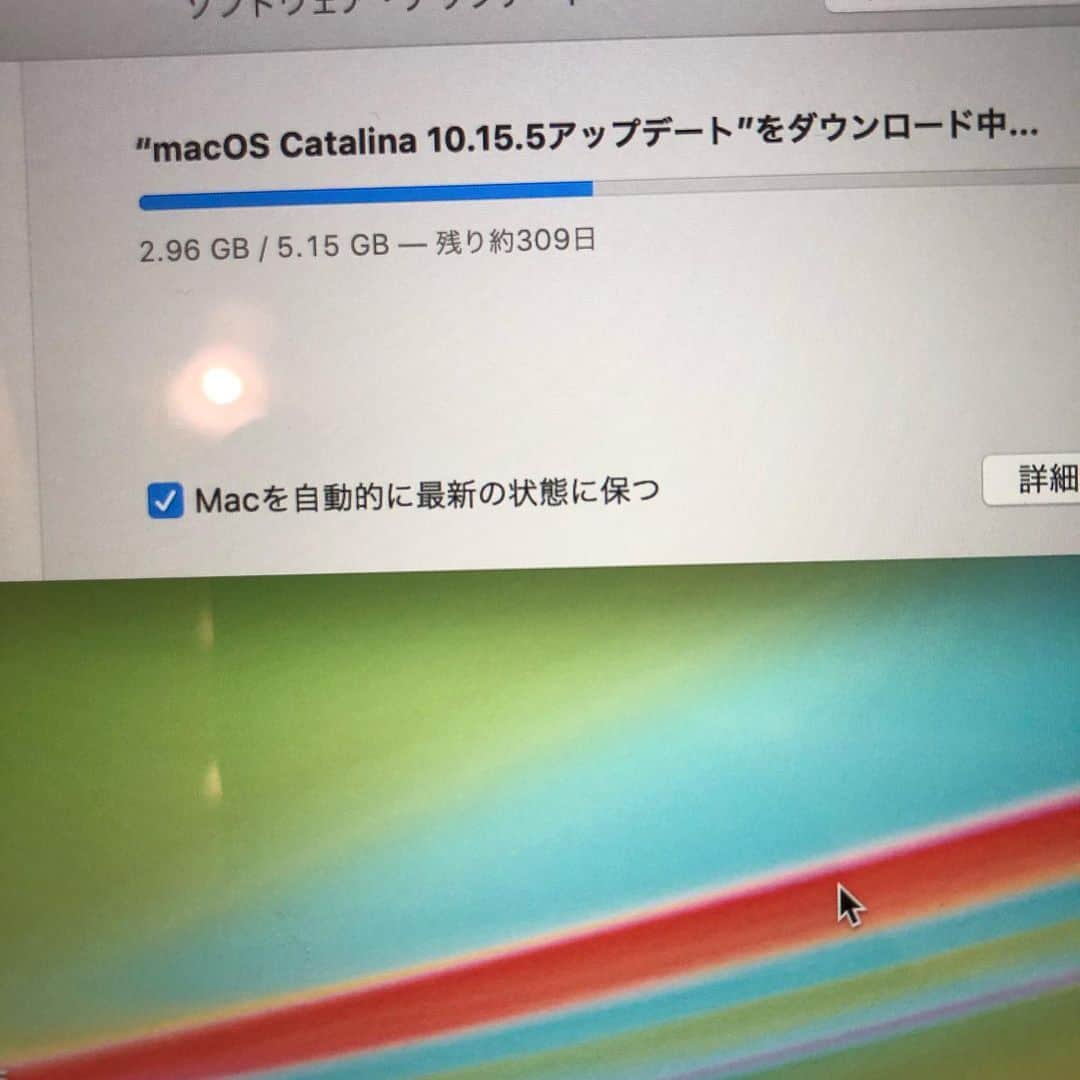 いとうせいこうのインスタグラム：「買ったMacBook Airの調子があれこれ悪くてさ、せめてOSダウンロードと思ったら約309日かかるって言うんだよなー。待てねえよ。」