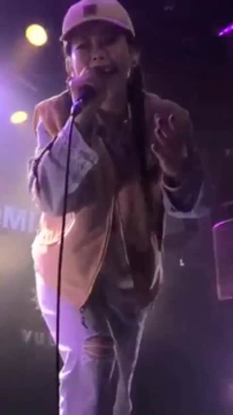 SONOMIのインスタグラム：「HIP HOP SIDEのFinalに出演させていただきました。 VUENOSでは2002年から 【CREEP】と【INSPIRE】という深夜イベント、 2005年から【げんこつ】というデイイベントでレギュラーをやらせていただいておりました。  青森から出てきたばっかりで知り合いもほとんどいない中、 毎回400人以上のパンパンのお客さんの前で、 無名の私のライブを見てもらうと言うのは本当に難しくて、ましてや踊りに来ている方々をロックするなんて到底無理、なんて思いながらも、 女性のターンテーブリストやDJが多く活躍していた【CREEP】というイベントでは本当に多くを学ばせていただきました。 中でも女性ターンテーブリストのillRIZと言うチーム、K-SWITCHさんとCHIKAさん、（JUMIちゃんが参加した時もあった）の ショーケースは毎回試行錯誤して 会場をロックしている姿が本当に励み、勉強になった。 女性がこんなにロックしている姿って見たことなかった私には本当に衝撃で。 クラブでショーとしてライブするという事の多くを本当に沢山学ばせていただきました。  普通に歌ってロック出来ないスキルならば ショーとしての構成を工夫しなきゃ。  その頃から肝に銘じてる事です。  見に来てくれている人もいるけど 踊りに来ている人もいるから、 最後までグルーブを止めずに…  ライブの冒頭でも言いましたが、 2001年に初めてVUENOSに遊びに行き、 2001年にちゃんと歌をやっていこうって決意。 だからこの日は2001年産のHIP HOP,R&Bのトラックだけを使って、↑↑で学んだ事、 VUENOSへの感謝の気持ちを盛り込んで、 ノンストップでメドレーで歌いました。 10分で6曲、使ったトラックは9曲！！！ こんな時期だし、収録した物を納品して放送に載せてもらうという選択肢も頂いたのですが、 無観客でも最後はやっぱりあのステージで、 いつものVUENOSのライブと同じ緊張感で歌いたいなという気持ちがあったので 生放送で歌わせていただきました。 歌では珍しいと思うのですが、 DJとのタッグも見てもらいたいです‼️ （wiz @dj_krutch ） セットリストと合わせてよろしければ 是非動画を見てみてください✨ 使ったトラックも載せています📝 思った以上にマイクが生々しくて少し恥ずかしいのですが記録として… ↓↓ ——————————- 1.sing it！ •Close Freak/Cee-Lo Green •Get Ur Freak On/Missy Eliott（イントロ声のみ）  2.You can see? •Cluck Cluck/The Product G&B  3.名前を呼んで •Weekend/Kenny Lattimore •Weekend Thing/Coffee Brown  4.Party Hard •Family Affair/Mary J.Blige •My Life/Kool G Rap & Capone-n-Noreaga  5.キミノタメ •I Need a Girl Pt.1/P.diddy feat.Loon&Usher  6.一人じゃないのよ •Girls,Girls,Girls/Jay-Z ————————————— その後もVUENOSに限らず glad、Lounge NEOで、 GARAGE,BON VOYAGE,CANDY,R.COLLECTION,R&B ROOM, 秋の入り口,LEGIT（BURSTオーガナイズの方）,meiちゃんリリパ,GRIT,BOOGIEさんのIZM,Once Again,,,,, 載せ切れないけれど数々のイベントでお世話になった皆様本当にありがとうございました。  この finalもですが、 ライブもDJも本当に沢山チャンスをくれた　@djatsu さん、ありがとうございました🙇🏻‍♀️ この日も仕切りから司会まで本当にお疲れ様でした。  もうあのビルを行き来して夢のような時間を過ごす事が出来無いのか…と思うと本当に寂しいです。 あのビルでの嬉しい出来事、悔しい出来事も全部宝物です💎 同じ思いを抱いた 同志の皆さん、 これからもよろしくお願いします🙇🏻‍♀️ #thanks_vuenos」