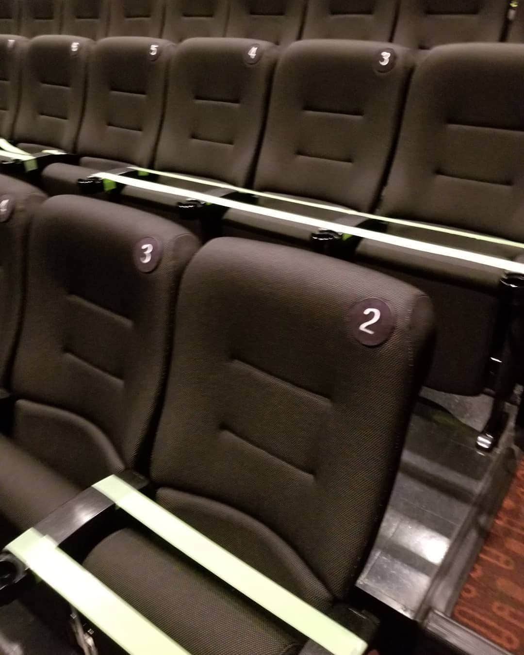 のインスタグラム：「久々に映画館いきました‼️３席あけて１席座れるかんじです。感染対策にはもちろんよいと思いますが、こんなんずっと続けてはったら映画館もほんまに大変ですわ…そやけど痴漢は絶対にできないですよ、この間合いでは‼️なのでそこは女子的には大安心です‼️#映画 #映画館 #感染対策 #谷口キヨコ #きよぴー」
