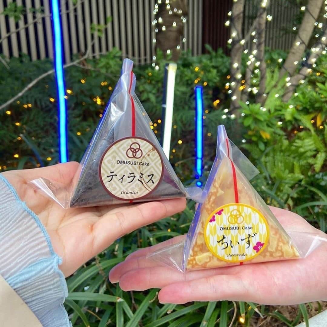 isutaさんのインスタグラム写真 - (isutaInstagram)「見た目はコンビニおにぎり！﻿ だけど中身が甘いこれは何…？﻿ ﻿ ﻿ 見た目はおにぎりなのに中身はケーキの 「OMUSUBI Cake（おむすびケーキ）」。﻿ ﻿ ﻿ そんな斬新なスイーツは、それがきっかけで会話が始まったり、会話が増えたり、とにかく人の笑顔の手助けになれば…と開発されたんだとか。﻿ ﻿ ﻿ フォークの要らない手軽なワンハンドスイーツとしても、冷凍してアイスとしても食べられます♡﻿ ﻿ ﻿ お友達への誕生日や、ちょっとしたプレゼントなどにいいかもしれませんね◎﻿ ﻿ ﻿ 通販でも購入可能なので、気になる方はぜひチェックしてみてください♩﻿ ﻿ ﻿ photo by﻿ @___rc.ayaan﻿ @__nicochan25__﻿ ﻿ ﻿ #isuta #イスタ #isutacafe﻿ #おうち時間 #カフェスタグラム #cafestagram ﻿ #カフェ好き #お洒落な人と繋がりたい ﻿ #カフェ好きな人と繋がりたい #おしゃれカフェ﻿ #おやつ #おやつ時間 #おやつの時間﻿ #おにぎりケーキ #おにぎり #ケーキ﻿ #cake #cakes #スイーツ #スイーツ好き﻿ #大阪スイーツ #お取り寄せスイーツ #お取り寄せ﻿ #홈카페놀이 #집콕중」6月1日 19時37分 - isuta_jp