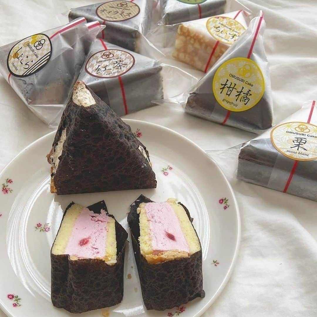 のインスタグラム：「見た目はコンビニおにぎり！﻿ だけど中身が甘いこれは何…？﻿ ﻿ ﻿ 見た目はおにぎりなのに中身はケーキの 「OMUSUBI Cake（おむすびケーキ）」。﻿ ﻿ ﻿ そんな斬新なスイーツは、それがきっかけで会話が始まったり、会話が増えたり、とにかく人の笑顔の手助けになれば…と開発されたんだとか。﻿ ﻿ ﻿ フォークの要らない手軽なワンハンドスイーツとしても、冷凍してアイスとしても食べられます♡﻿ ﻿ ﻿ お友達への誕生日や、ちょっとしたプレゼントなどにいいかもしれませんね◎﻿ ﻿ ﻿ 通販でも購入可能なので、気になる方はぜひチェックしてみてください♩﻿ ﻿ ﻿ photo by﻿ @___rc.ayaan﻿ @__nicochan25__﻿ ﻿ ﻿ #isuta #イスタ #isutacafe﻿ #おうち時間 #カフェスタグラム #cafestagram ﻿ #カフェ好き #お洒落な人と繋がりたい ﻿ #カフェ好きな人と繋がりたい #おしゃれカフェ﻿ #おやつ #おやつ時間 #おやつの時間﻿ #おにぎりケーキ #おにぎり #ケーキ﻿ #cake #cakes #スイーツ #スイーツ好き﻿ #大阪スイーツ #お取り寄せスイーツ #お取り寄せ﻿ #홈카페놀이 #집콕중」