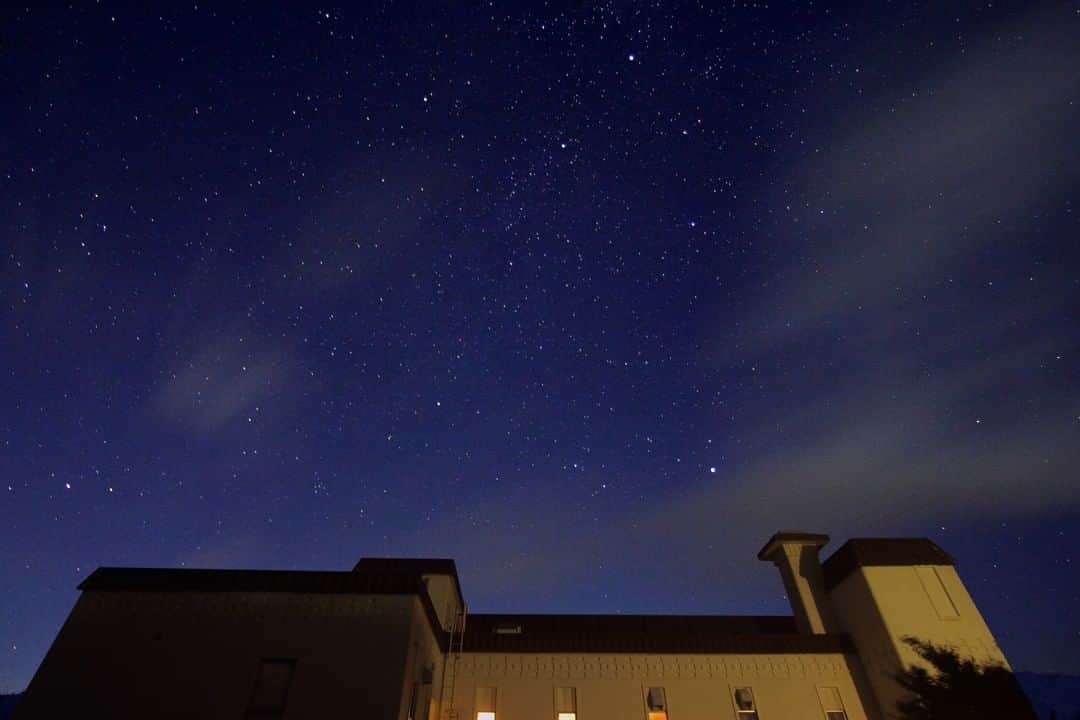 Relux | リラックスさんのインスタグラム写真 - (Relux | リラックスInstagram)「【四季を景色で愉しめる絶景の癒し宿】 . 📍箱根 星のあかり / 神奈川県  すべてのお部屋に温泉露天風呂とテラス付き。雄大な眺望がこの宿の魅力のひとつです。  大浴場での湯浴みのあとは、ライブラリーで過ごしませんか？広々とした屋上の天空テラスには足湯やチェアが。 昼間の大自然のパノラマはもちろん、夜には満天の星をひとりじめしてくつろぐ、贅沢な時間が流れます。 箱根で『星のあかり』に癒されませんか？ . @hoshinoakari_hakone . #神奈川県 #星のあかり #箱根旅行 #箱根観光 #箱根 #露天風呂付き客室 #満天の星空 #仙石原 #旅行気分 #国内旅行 #週末旅 #週末旅行 #大人の休日 #記念日旅行 #誕生日旅行 #温泉旅行 #旅館 #温泉旅館 #ホテル #ラグジュアリーホテル #リゾート #リゾートホテル #旅スタグラム #旅行好きな人と繋がりたい #unknownjapan #japantravelphoto」6月1日 19時30分 - relux_jp