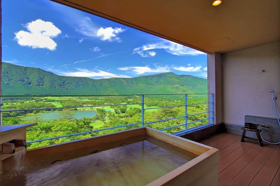 Relux | リラックスさんのインスタグラム写真 - (Relux | リラックスInstagram)「【四季を景色で愉しめる絶景の癒し宿】 . 📍箱根 星のあかり / 神奈川県  すべてのお部屋に温泉露天風呂とテラス付き。雄大な眺望がこの宿の魅力のひとつです。  大浴場での湯浴みのあとは、ライブラリーで過ごしませんか？広々とした屋上の天空テラスには足湯やチェアが。 昼間の大自然のパノラマはもちろん、夜には満天の星をひとりじめしてくつろぐ、贅沢な時間が流れます。 箱根で『星のあかり』に癒されませんか？ . @hoshinoakari_hakone . #神奈川県 #星のあかり #箱根旅行 #箱根観光 #箱根 #露天風呂付き客室 #満天の星空 #仙石原 #旅行気分 #国内旅行 #週末旅 #週末旅行 #大人の休日 #記念日旅行 #誕生日旅行 #温泉旅行 #旅館 #温泉旅館 #ホテル #ラグジュアリーホテル #リゾート #リゾートホテル #旅スタグラム #旅行好きな人と繋がりたい #unknownjapan #japantravelphoto」6月1日 19時30分 - relux_jp