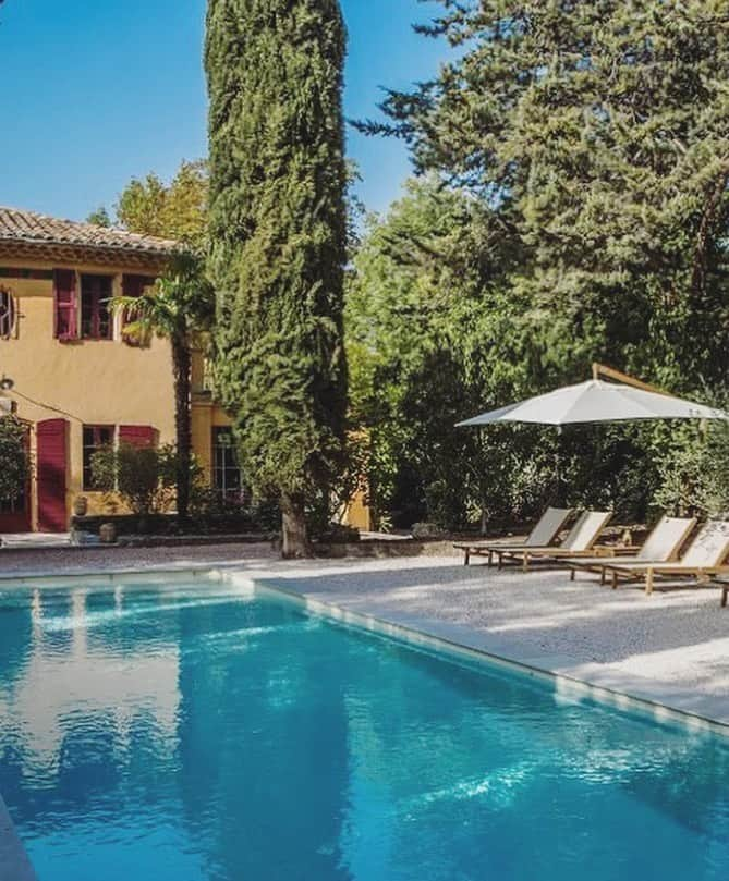 Vogue Parisさんのインスタグラム写真 - (Vogue ParisInstagram)「Scattered with olive trees and palm trees, this sun-drenched villa in Aix-en-Provence is quite possibly the perfect spot to spend a quieter-than-expected summer. A private pool is the crowning glory on this secluded spot surrounded by greenery and decorated in a Sixties spirit. See more on Vogue.fr」6月1日 19時31分 - voguefrance