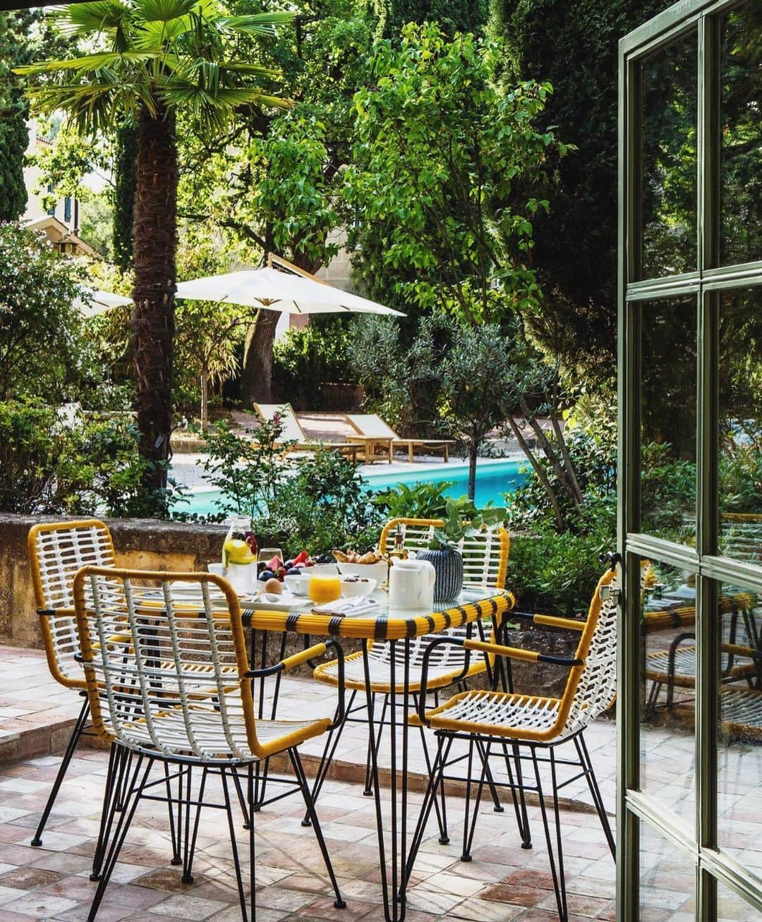 Vogue Parisさんのインスタグラム写真 - (Vogue ParisInstagram)「Scattered with olive trees and palm trees, this sun-drenched villa in Aix-en-Provence is quite possibly the perfect spot to spend a quieter-than-expected summer. A private pool is the crowning glory on this secluded spot surrounded by greenery and decorated in a Sixties spirit. See more on Vogue.fr」6月1日 19時31分 - voguefrance