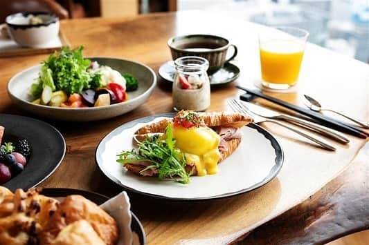 Andaz Tokyo アンダーズ 東京さんのインスタグラム写真 - (Andaz Tokyo アンダーズ 東京Instagram)「The Tavern - Grill & Lounge welcomes you back! 🍽 Starting today, the dining room and lounge will be open for lunch, dinner and evening cocktails during the following hours: Lunch 11:30-15:30 / Dinner 18:00-22:00 / Lounge 10:30-22:00 🌟 For updates and further information regarding all our hotel outlets, please see the link below: https://bit.ly/2MjU4k4  ザ タヴァン グリル＆ラウンジ再オープンのお知らせ 🍽  本日より、アンダーズ 東京のメインダイニング ザ タヴァン グリル＆ラウンジがさらなる感染症拡大防止策を講じた上でオープンしております。当面の間は以下の営業時間となりますので、ご了承ください。 ランチ 11:30～15：30 ／ ディナー 18：00～22：00 ／ ラウンジ10：30～22：00 🌟その他最新の営業情報につきましては、以下のリンクをご覧ください。 https://bit.ly/2ZVnHjv  #andaztavern #andaztokyo #ザタヴァングリルアンドラウンジ」6月1日 19時34分 - andaztokyo