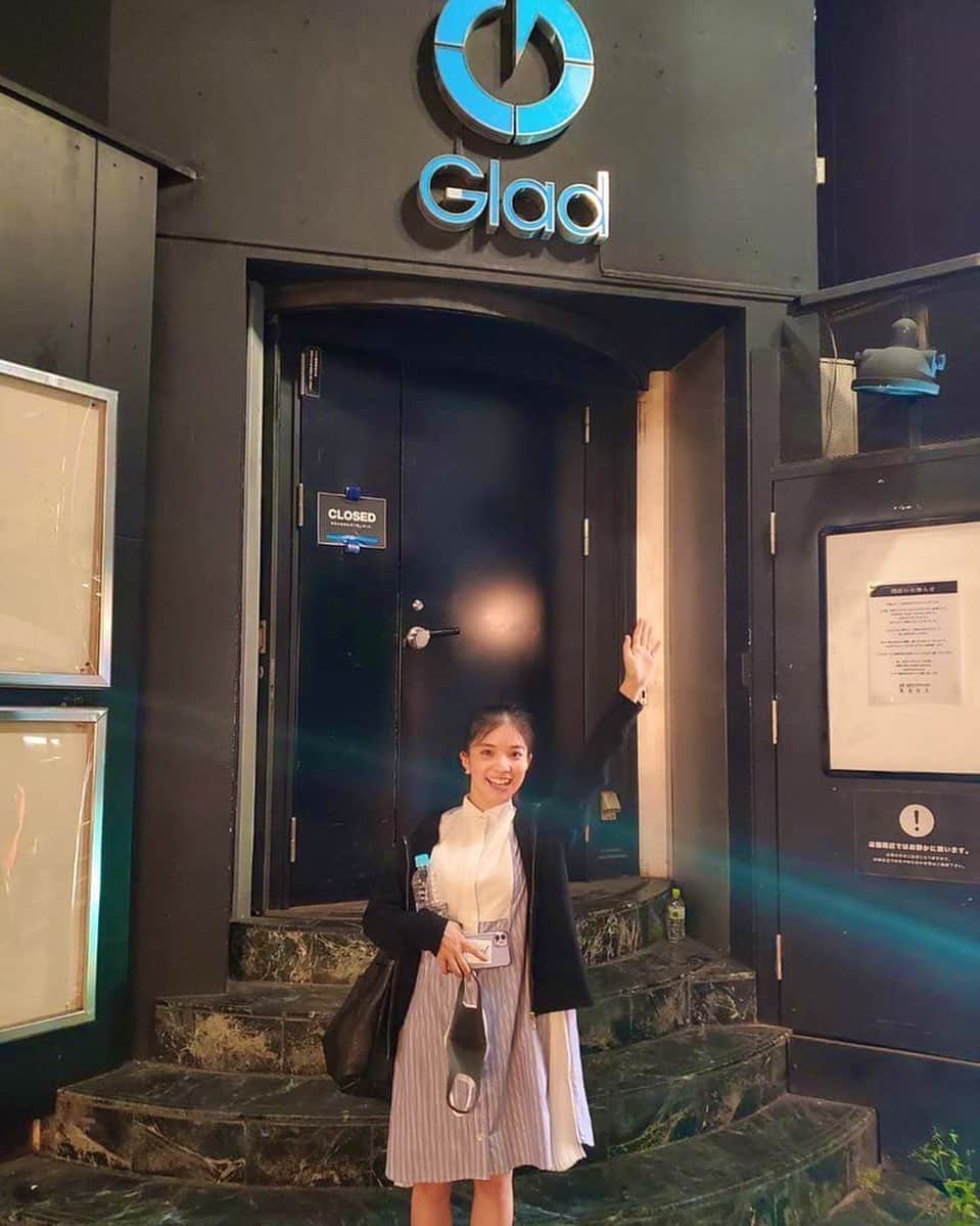 仮谷せいらのインスタグラム：「渋谷GladでのGlad Closing Party ありがとうございました✨  普段ライブではあんまりMCをしないんですが それは、1曲でも多く披露出来たらなぁ…という思いと ライブでコミュニケーションが取りたかったり… 音楽でしっかり伝えたいな、と思っているからで、、 (あ…そもそもMCが苦手というのも…笑)  歌詞を書いたり歌で表現している人なので 今日はこういう事を伝えたいな！とか こういうテーマで行こう！と 毎ライブごとにセットリストを組んでます👀  なので、昨日のライブは Gladへの感謝を私なりにセットリストにしてみました！！ (セトリはファンの方がTweetしてくれてるはず！笑)  どどどどど緊張してしまってて 逃げ出したいくらいだったんですが Orlandのゆうまくんが、"楽しんで！"と メッセージをくれたり… (かっこいい兄ちゃんや🥺✨) スタッフさん達がこの配信に命をかけている姿を間近で見たり… 沢山の方が配信を見てくださってるのを知って  ステージ上では1人だけど決して1人ではなくて、 皆で作り上げたライブだ…って、 そんなライブがGladでは これまでも沢山あったなぁ…と。  歌いながら色んな気持ちがこんがらがりました😭  帰り際にスタッフさんが "僕たち全員、また帰って来れると信じてるから" と仰っていて、、、 ほんとに最後まで大好きで憧れな場所です。  スーさん、坂西さんをはじめ スタッフの皆様、本当にありがとうございました！！！ また素敵なパーティーが出来る時まで、 Gladまたね👍  #thanks_Glad」