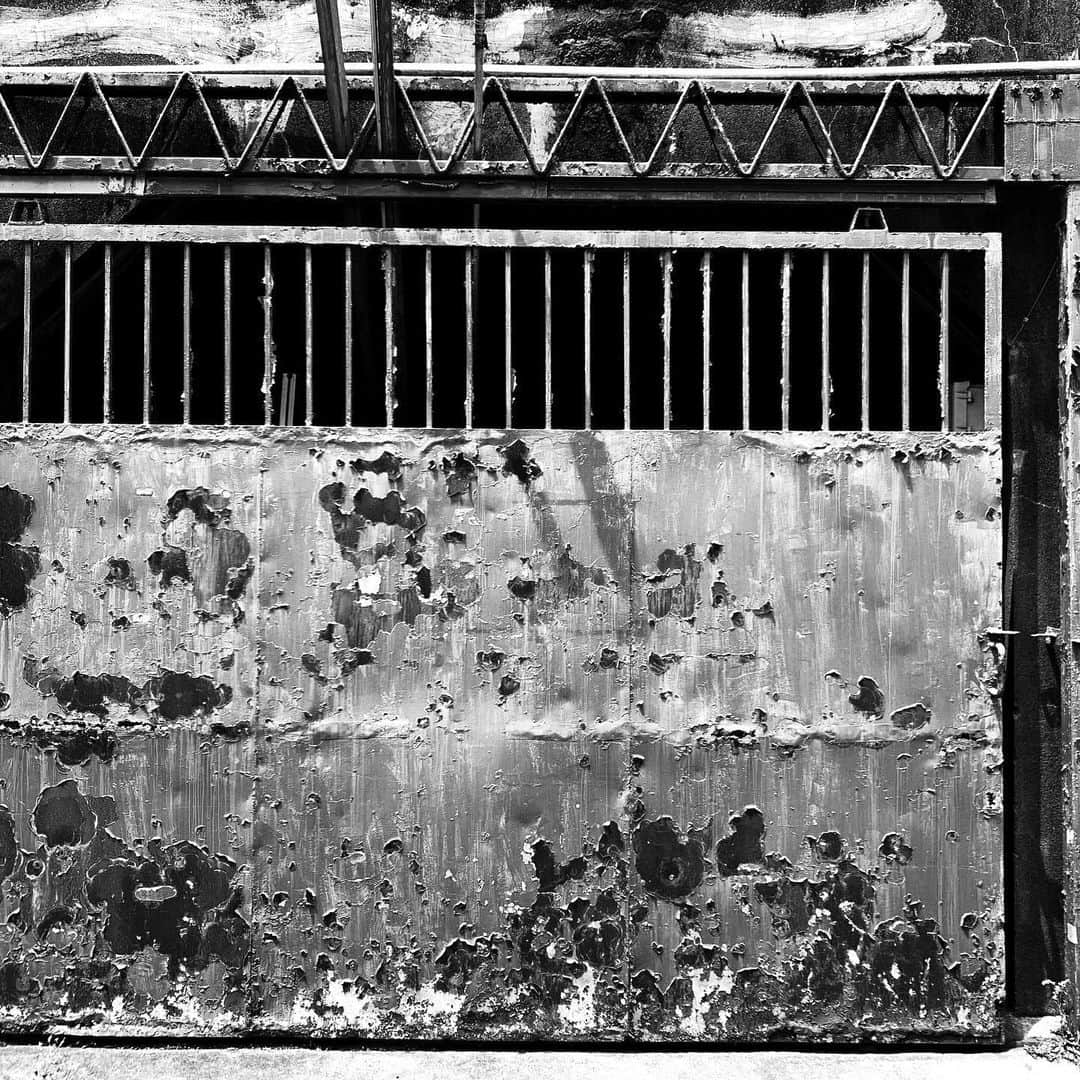 naotakeのインスタグラム：「ガレージ - A garage / iPhone XR & Snapseed, 20200602 . . 営業再開したお店でクリームパンを買う。ちっぽけなご祝儀。 . . #spicollective #royalsnappingartists #infamous_family #rsa_main #infinity_photo_cult #2_fineart #jp_gallery_member #jp_gallery_bnw #trb_bnw #wp_bnw  #bnw_life #bnwlife_member #bnw_life_shots #bnw_captures #world_bnw #top_bnw #team_jp_ #team_jp_モノクロ #ig_energy_bw #ig_nihon #streetphotographybnw #igersjp #blackandwhite #bnw #bnwphoto #monochrome #bw #bnwphotography #ShotOniPhone #shotoniphoneXR」