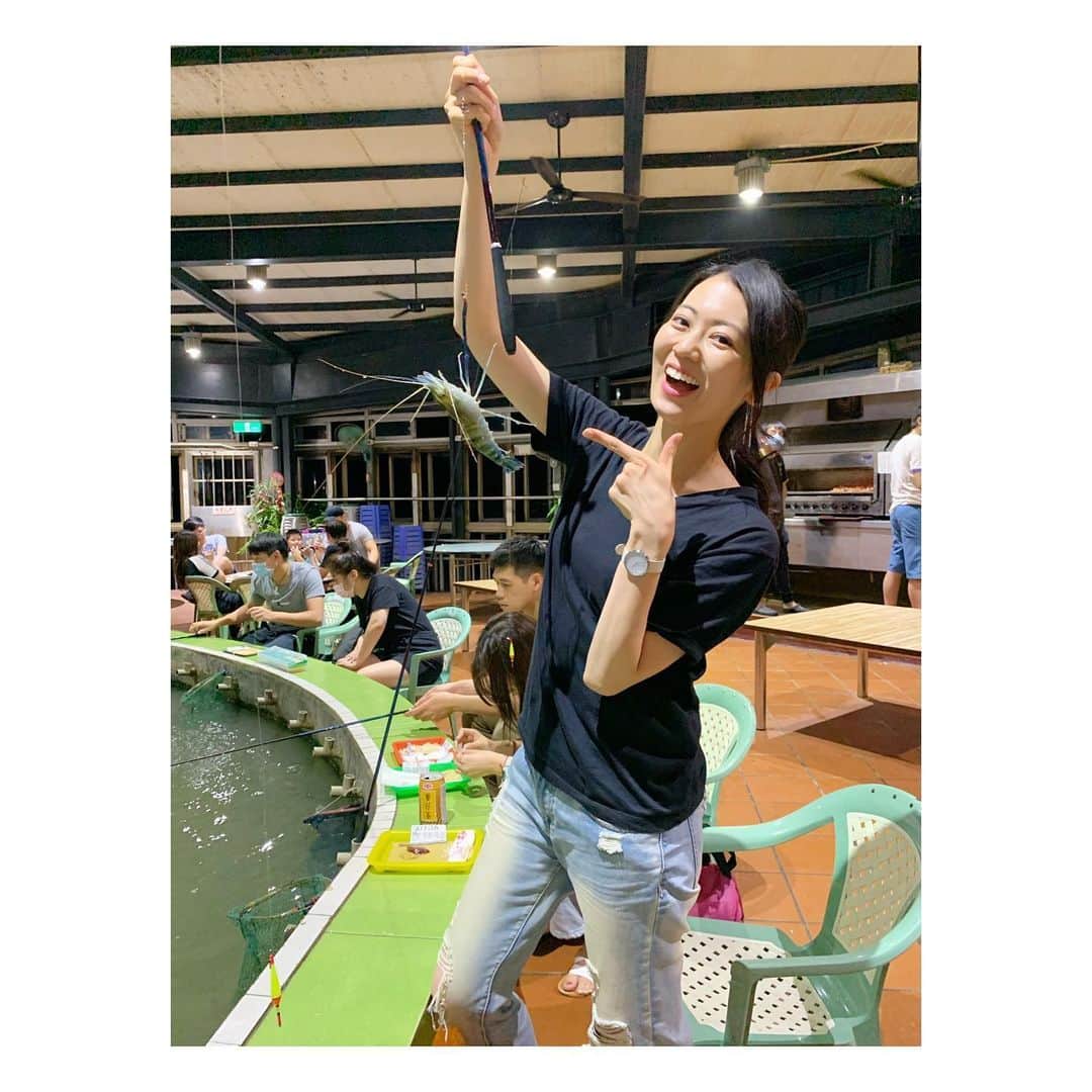 煌月爽矢のインスタグラム：「.﻿ .﻿ 休日ってあっという間に終わっちゃう﻿ ﻿ ﻿ この連休、友達がエビ釣りに連れて行ってくれました。﻿ ﻿ ﻿ 台湾では一昔前夜のエビ釣りがとっても流行っていたらしい！﻿ 私も今回5.6回目の渡航なのに全然知らなかったです。。。﻿ ﻿ ﻿ 最高に楽しかったからYouTube撮影しました(*´ｪ｀*)また出来上がったらアップします♪ 釣れたエビはその場でボイルして食べるの。エビ的には可哀想だけど…感謝して食べましたー(*´ｪ｀*)﻿ ﻿ 久しぶりに釣りが出来て嬉しかったぁー！！﻿ ﻿ ﻿ #台湾﻿ #台湾生活﻿ #釣り﻿ #えび﻿ 我的愛好是釣魚﻿ 前天我跟朋友去了釣蝦﻿ 我在台灣第一次去😂我們在那裡釣到12:30am﻿ 可是那個時候也有很多人('ﾛ'('ﾛ'('ﾛ'('ﾛ' )!!!﻿ 我看得到很有趣的景物」