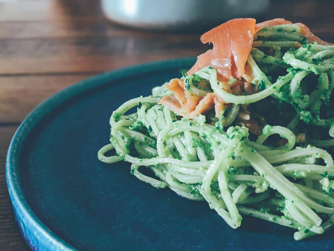 藤田敦子のインスタグラム：「ㅤㅤㅤ 【#blendakitchen 】 Kale menu♪ ㅤㅤㅤ ケール大好きなので @kale__farm のケールを使ったメニュー。 ㅤㅤㅤ ✔︎ケールとサーモンのジェノベーゼ ✔︎ケールとアスパラとエビの中華炒め ㅤㅤㅤ 生も好きだけど、火を通すとより食べやすい。 ジェノベーゼは、粉チーズを酒粕チーズにしたので 乳製品も使わず作れた。 アスパラは手で折って、スジがないか確認😉」