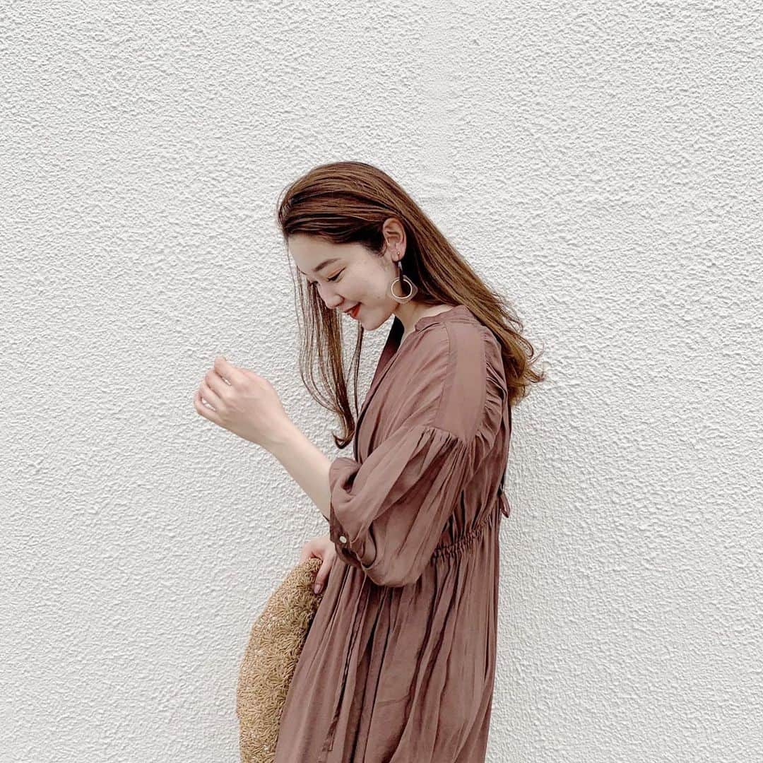 mina hinokuchiさんのインスタグラム写真 - (mina hinokuchiInstagram)「. 少しずつお出かけできる日も増えて来そうなので 1枚でサラッと着こなせるロングワンピースは 夏に沢山getしてしまいます👒 . 最近はブラウンやブラックが気分 このワンピはこの色にしようかな〜♪ . #whoswhochico #salonbychico #mina_chicode #ロングワンピース」6月1日 19時58分 - miiinah