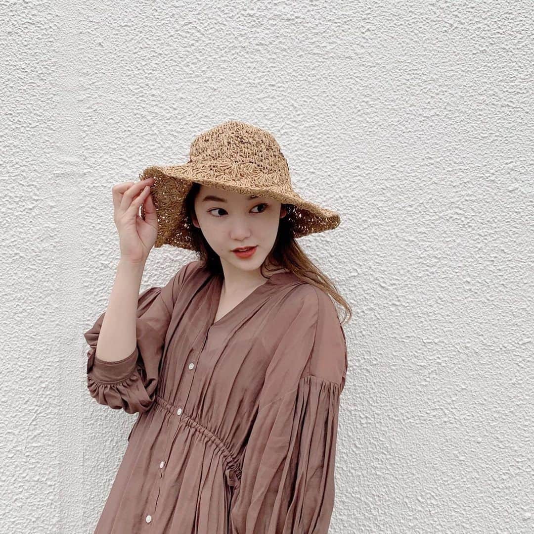 mina hinokuchiさんのインスタグラム写真 - (mina hinokuchiInstagram)「. 少しずつお出かけできる日も増えて来そうなので 1枚でサラッと着こなせるロングワンピースは 夏に沢山getしてしまいます👒 . 最近はブラウンやブラックが気分 このワンピはこの色にしようかな〜♪ . #whoswhochico #salonbychico #mina_chicode #ロングワンピース」6月1日 19時58分 - miiinah