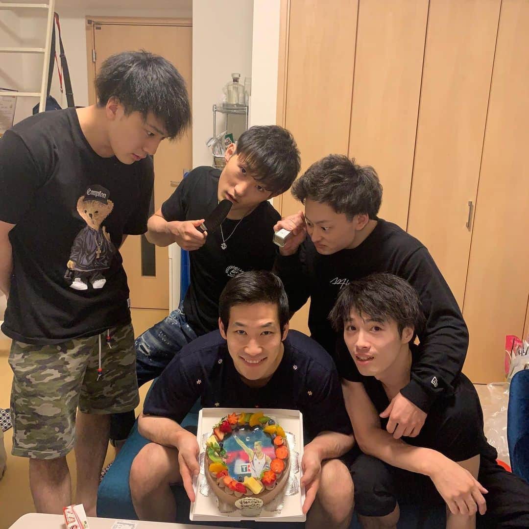 長谷川智将のインスタグラム：「5/30 My Birthday😊🎂たくさんのお祝いメッセージありがとうございました！今年で27歳になりました！ 年齢的にはベテランの域に入ってきてるので、味のあるいい体操で世界を魅了していきたいです！ 毎年毎年素敵なプレゼントありがとうございます😊」
