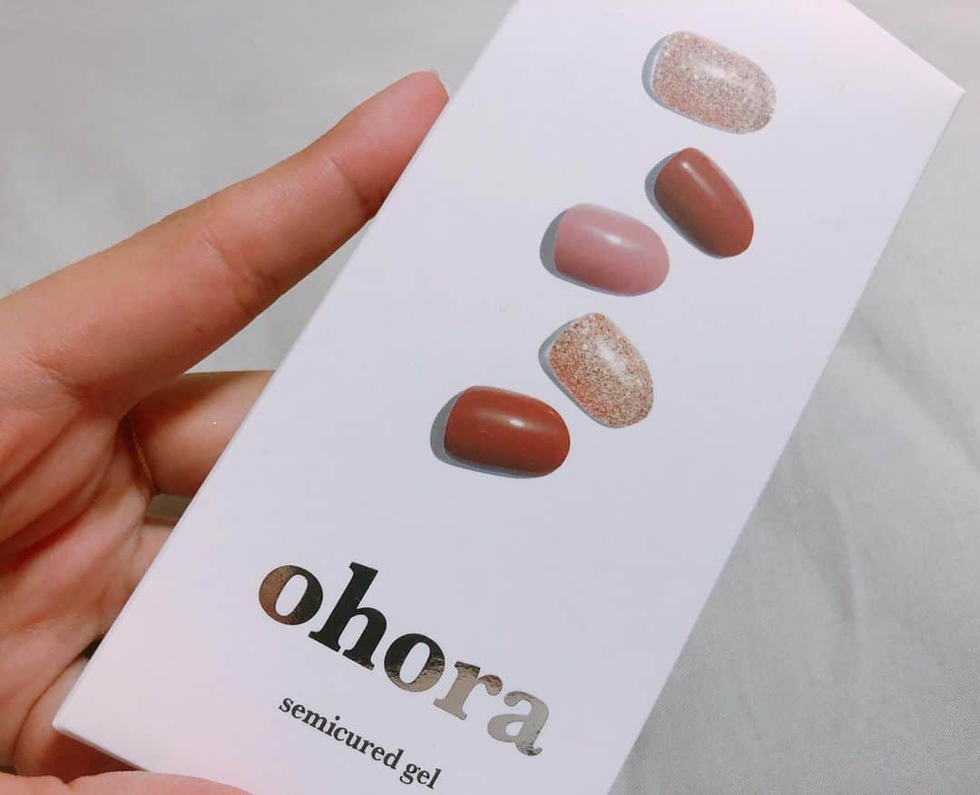 治田みずきさんのインスタグラム写真 - (治田みずきInstagram)「初めて使った"ohora"は 2週間半経っても全く剥がれず、自ら剥がして新しいデザインに💞 アセトン染み込ませたら簡単に剥がせたし本当良いわ... 今回も上手く貼れて満足🥰」6月1日 19時59分 - miju120