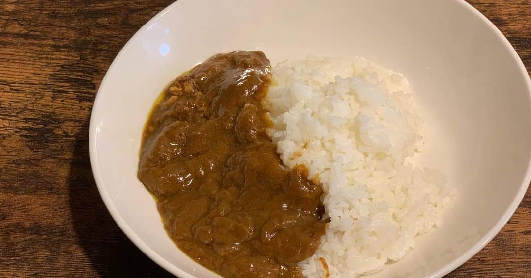 女子アナ47さんのインスタグラム写真 - (女子アナ47Instagram)「【飲食店を応援‼️】 日本のイイもの発掘！女子アナ47ショップ、#勝梅園　さんのバナナカレーじゃけんです！  オリジナルカレーソースに、広島県東広島市の農場「勝梅園」で丹精込めて育てた「ヒロシマPEACEバナナ」を練り込みました。このバナナは皮まで食べられる無農薬の国産バナナ♪濃厚で美味しい〜んです‼️ バナナのクリーミーな甘みとカレーのスパイシーさが溶け合ったまろやかなバナナカレーをご賞味ください。  内容量：180ｇ 3個セット  全成分：【原材料】バナナ(広島県産)、牛肉、小麦粉、食用油脂、ソテーオニオン(玉葱、食用油脂)、砂糖、チャツネ、肉エキス、カレー粉、食塩、トマトケチャップ、リンゴパルプ、全粉乳、チーズ、ワイン、澱粉、香辛料/調味料(アミノ酸等)、カラメル色素、酸味料、香料、(一部に小麦・乳成分・牛肉・ごま・大豆・鶏肉・バナナ・豚肉・りんごを含む) 【商品ストーリー】 広島県東広島市でバナナを栽培する勝梅園が、バナナのレトルトカレー「バナナカレーじゃけん」を商品化しました。出荷できないバナナを有効活用し、デザート以外の料理で多くの人に味わってもらいたいと開発しました。 「バナナカレーじゃけん」は、急速冷凍した完熟バナナを使用。糖度２０度以上、濃厚でクリーミーなバナナの甘みとカレーのスパイシーさが溶け合うまろやかで深い味わいに仕上がっています。保存料を使わず、原料のバナナも農薬を使わず育てています。 同園は２０１５年に開園。バナナは２０１７年から、高さ約７メートルのハウス２棟２３アールで５００本を栽培しています。２０１９年にキッチンカーを導入し、産直市やイベントなどを巡って国産バナナのおいしさと農園を広くＰＲしています。 ソフトクリームやスムージーなどのオリジナル商品を提供する同園。レトルトカレーは、家庭で保存でき、消費者の需要が高いことに着目。出荷できない規格を活用します。 １箱１８０㌘で７５０円。販売部の春日孝介さんは「バナナで食べるのはもちろん、さまざまな食べ方を提案することで、栄養たっぷりのバナナを多くの人に食べてもらいたい」と意気込みます。  10個セットは送料無料です！  画面をタップしたら購入できます💕  こちらからも！ https://jana47.official.ec  リポートは、久保田夏菜アナウンサー（@kanakubota0805 ) 女子アナ47はアナウンサーによる試食レポートを無料で撮影致します‼️ お早めにお申し込みを♪また身近に困っている生産者さん飲食店さんなどにお声がけください‼️ 女子アナ47は本気で応援します📣  #女子アナ　#女子アナ47 #地方創生　#地方創生アナウンサー #地方創生　#地方局　#フリーアナウンサー　#アナウンサー #動画　#リモート #収録　#動画制作 #動画編集 #新型コロナ #応援　#cheer #リモート撮影　#お取り寄せ　#ecサイト　#力になりたい #生産者　#広島県　#おうちでグルメ　#ヒロシマpeaceバナナ @syoubaien_k #バナナカレー　#じゃけん」6月1日 20時02分 - jana47com