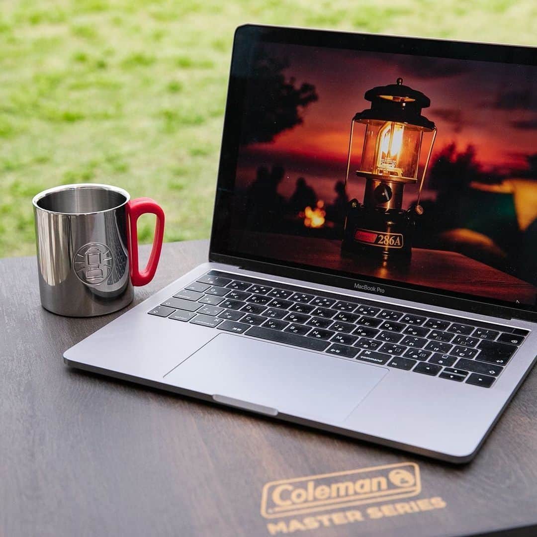 Coleman Japanのインスタグラム：「保温性バツグン👍  ステンレス2層構造のマグは、普段使いにもおすすめ❗️ ・ ━━━━━━━━━━━━━━━━━ #おうちコールマン を付けて投稿して頂いた中から素敵なお写真は、コールマン公式SNSでご紹介させて頂きます♪ ━━━━━━━━━━━━━━━━━ ・ ・ ・ #灯そうColeman #灯そうコールマン #灯そう #Coleman #コールマン #Tent #テント #コールマンテント #Camp #キャンプ #Outdoor #アウトドア #マスターシリーズ #コンフォートマスター #バタフライテーブル #ステンレスマグ #おうちキャンプ #おうちキャンプ飯 #おうち時間 #StayHome #うちで過ごそう #私のコールマン #在宅ワーク #テレワーク #リモートワーク #うちで過ごそう #StayHome #ベランピング #ベランダキャンプ」
