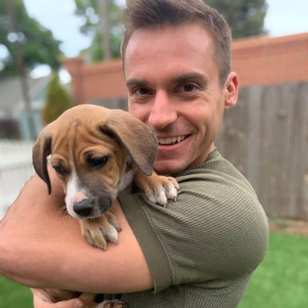のインスタグラム：「Adopted another puppy! This is little Neville, he’s super outgoing and snuggly and you’re going to see a lot of him in the following months 🥰」
