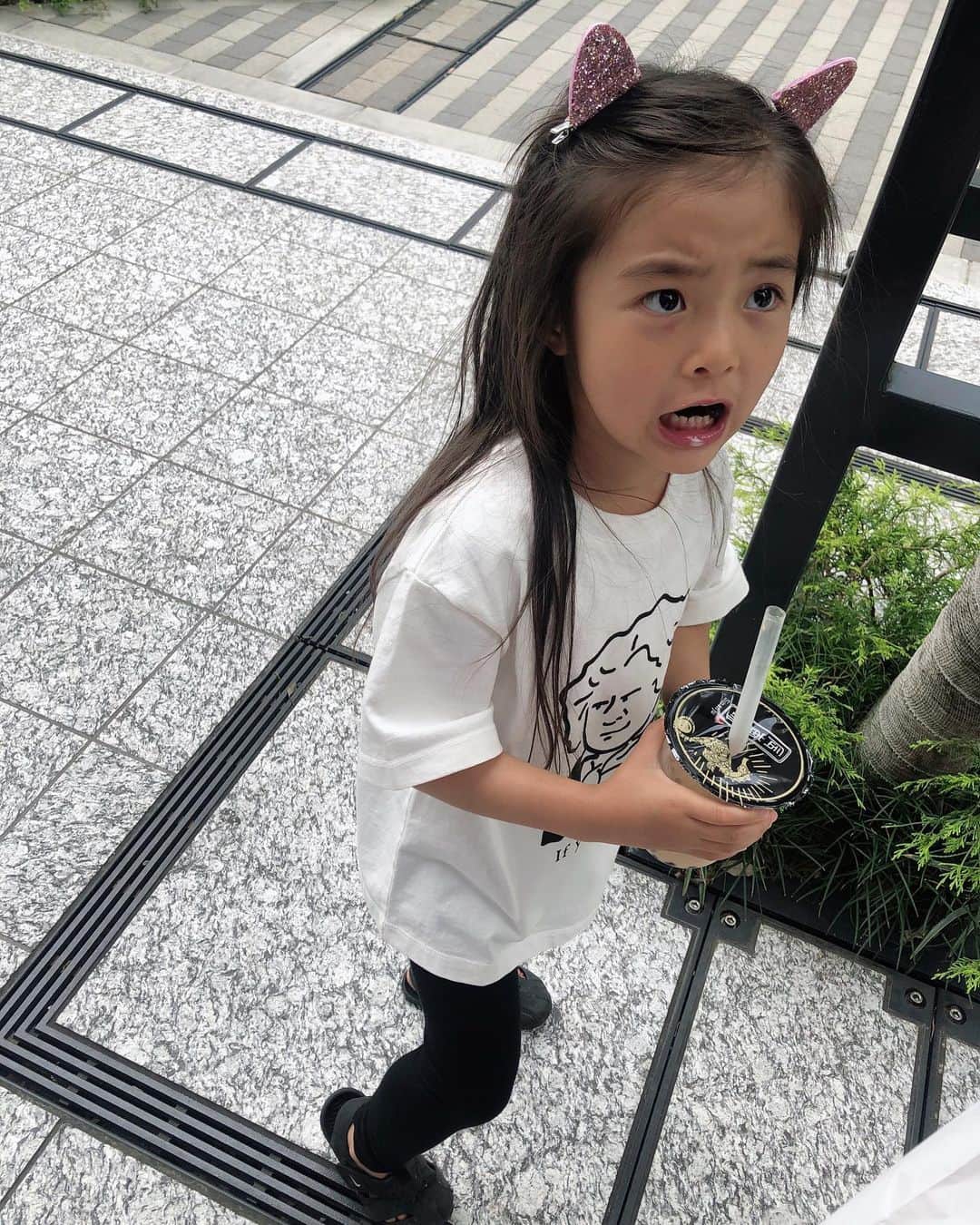小水彩さんのインスタグラム写真 - (小水彩Instagram)「ねこちゃん初タピオカ💗 . . . #キッズコーデ #4歳8ヶ月」6月1日 11時08分 - aya_iitoto