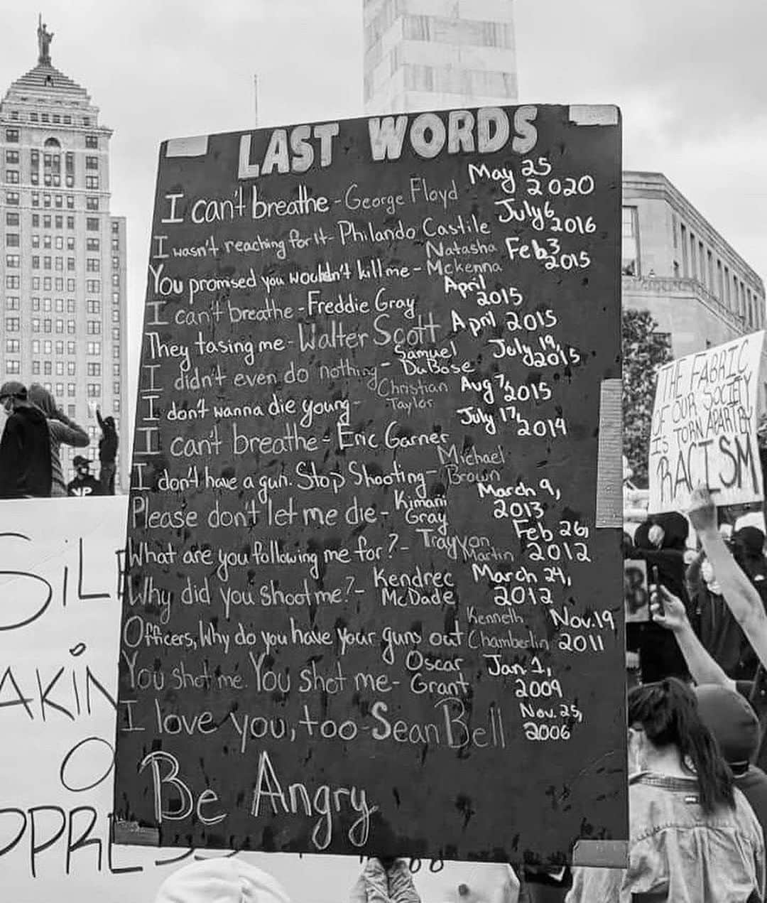 のインスタグラム：「i feel like it’s my duty to speak up. George Floyd was murdered in my home state and this is just the most recent of a long string of black people being murdered by the police. this CAN’T keep happening. we demand systemic change. there are still 3 more arrests that need to be made. stay safe out there guys and to all of our black fans, WE HAVE YOUR BACK 100%. click the link in my bio if you want to see how you can help.」