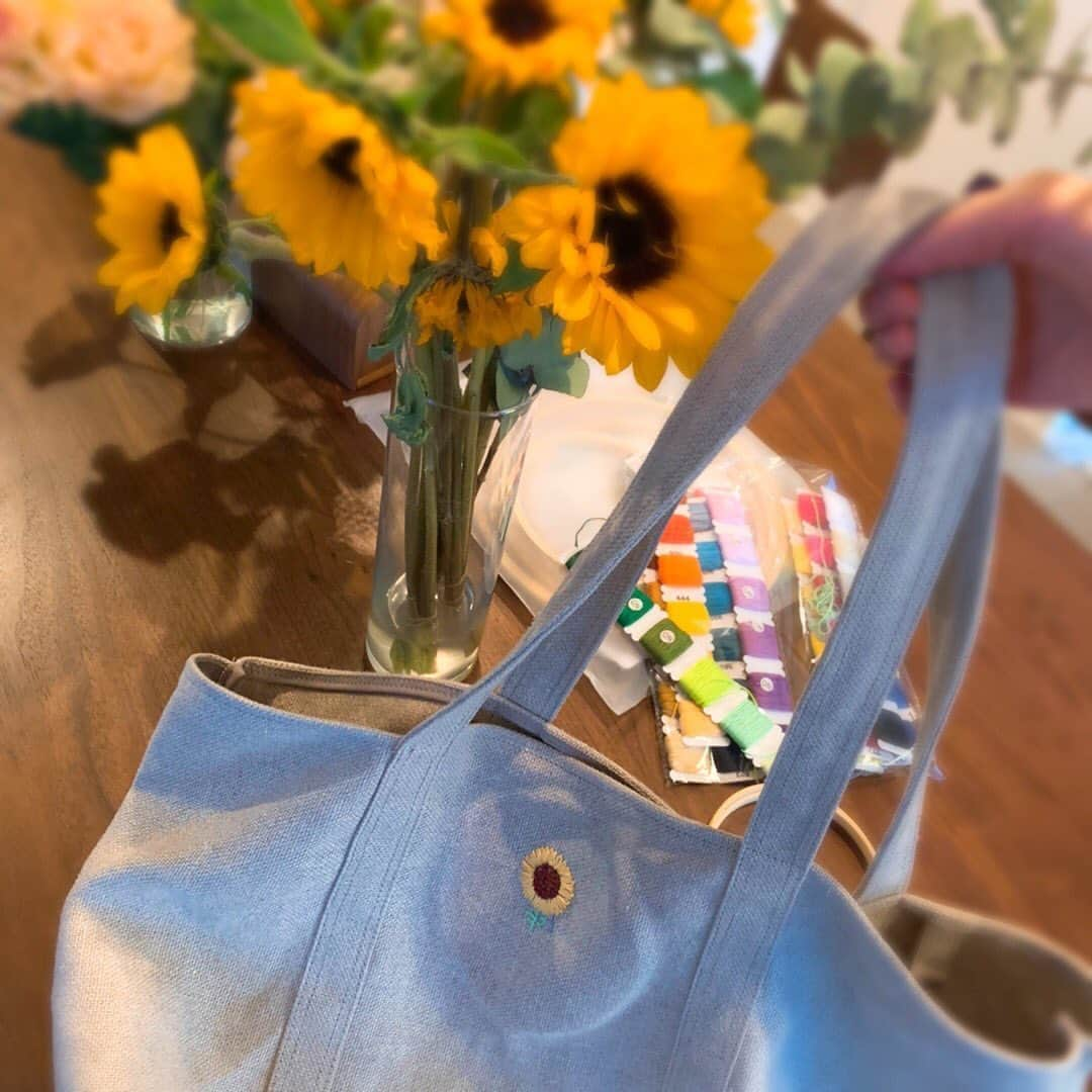 佐々木希さんのインスタグラム写真 - (佐々木希Instagram)「早速リベンジ。笑 昨日はひまわりを🌻 ネットで色々な方の縫い方を参考に！ 花びらの部分のやり方は、編み物に少し似ていたなぁ。 難しいけど色んな縫い方があって面白い！  #のぞみのハンドメイド」6月1日 11時28分 - nozomisasaki_official