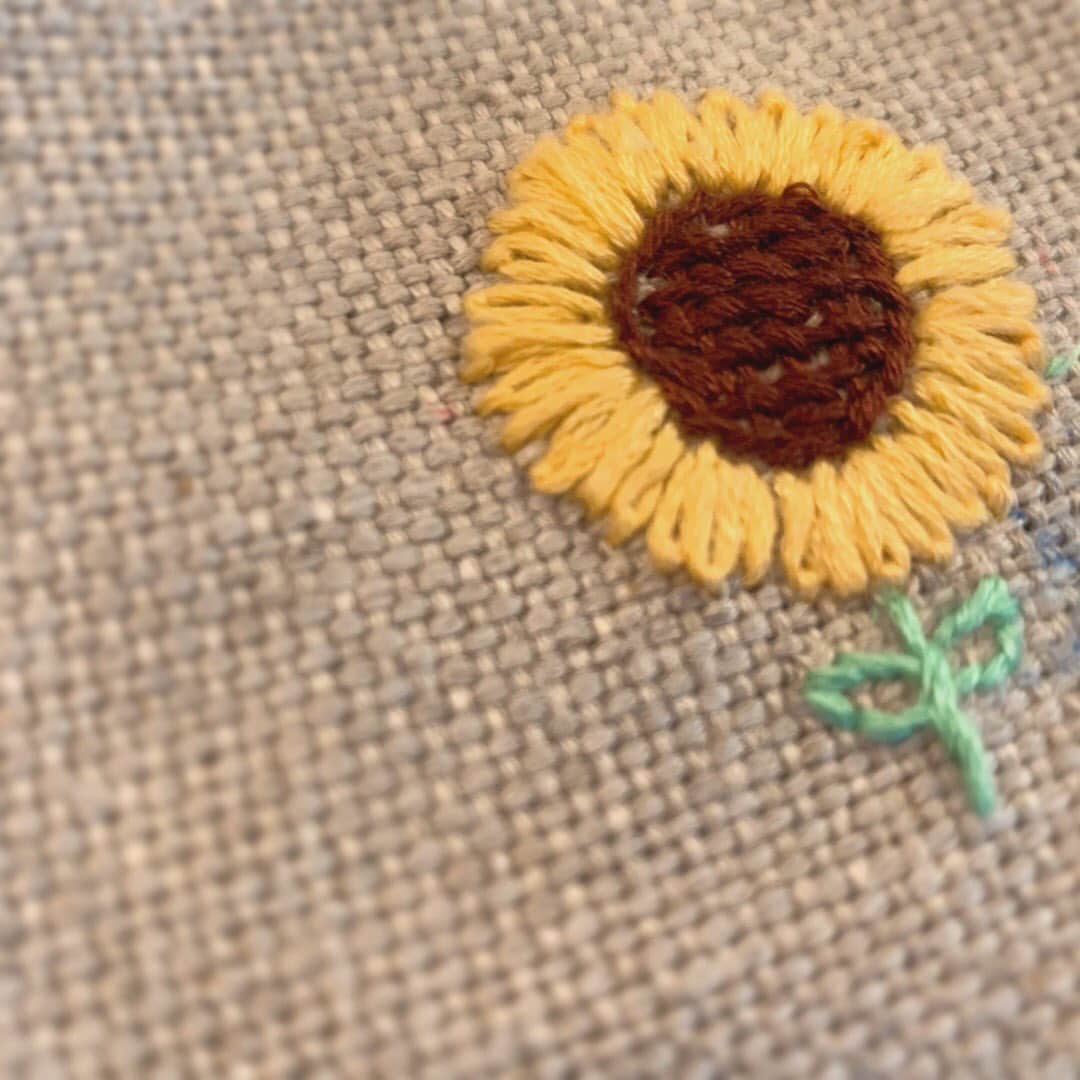 佐々木希さんのインスタグラム写真 - (佐々木希Instagram)「早速リベンジ。笑 昨日はひまわりを🌻 ネットで色々な方の縫い方を参考に！ 花びらの部分のやり方は、編み物に少し似ていたなぁ。 難しいけど色んな縫い方があって面白い！  #のぞみのハンドメイド」6月1日 11時28分 - nozomisasaki_official