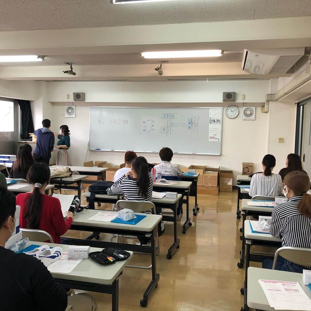 東京バイオテクノロジー専門学校さんのインスタグラム写真 - (東京バイオテクノロジー専門学校Instagram)「今日から学生の実習授業がスタートしました😊🎉 やはり、学校は学生がいてこそですね‼️ #東京バイオ #実習 #新入生 #分散登校 #白衣 #実習靴」6月1日 11時38分 - tokyobio