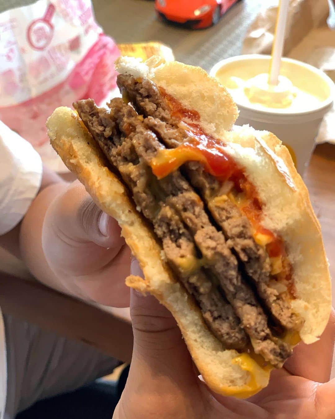 森上亜希子のインスタグラム：「週末のお昼にマックをドライブスルーした時の事。 ダブルチーズバーガーを頼んだ息子。 そしたら、何とパテが3枚🤣 ラッキーと大喜びの息子でした😆  #ダブルチーズバーガー #パテ3枚 #ラッキー #私は #グランベーコンチーズ #オニオン抜き #テニス #tennis」