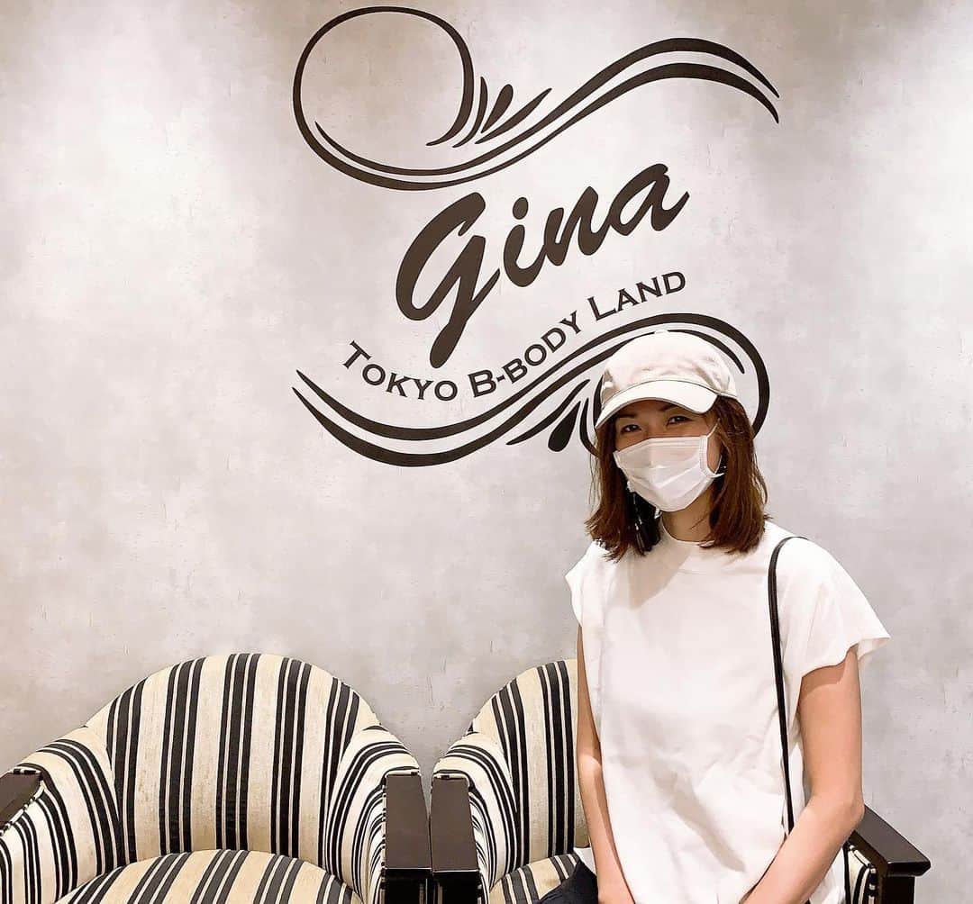 神谷美伽のインスタグラム：「ずっと行きたかった @gina_body に行ってきました😊痩身マッサージ凄すぎて、これで痩せない方がおかしいわってくらいもみくちゃにしてもらいました🤣♡私の身体にあった機械もあててもらって、何もしてないのに全身筋肉痛になって驚きました🤣🤣 コロナが心配でしたが、コロナ対策を徹底していて安心できましたよ😊初回は90分で4500円と言う破格なので是非😭👍✨ あれだけやってもらって安くてなんだか、申し訳なかった💦  次も行くのが楽しみだな♡♡ #痩身エステ #gina #お店のお姉さん達がステキ#痩せたい #渋谷 #姉妹ママ #ジーナ渋谷店」