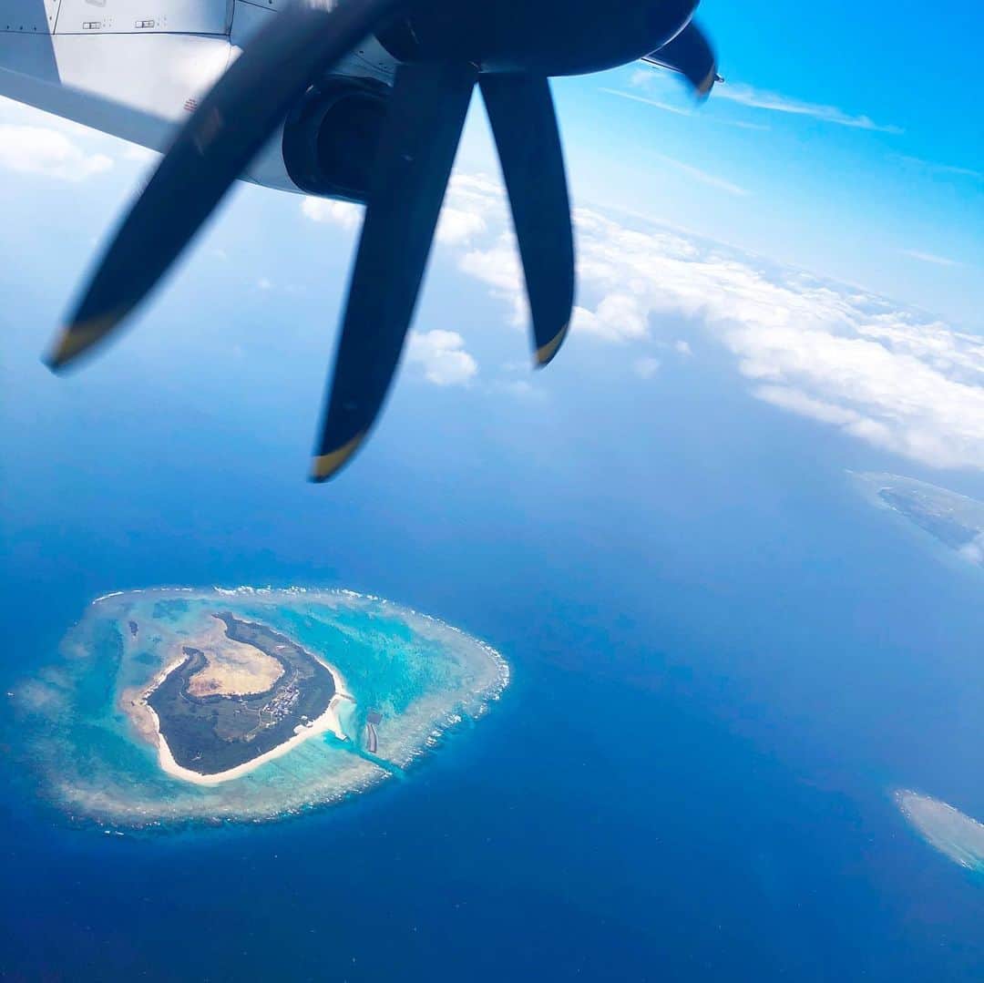 東里梨生さんのインスタグラム写真 - (東里梨生Instagram)「RACの飛行機から 青い海が見たいなー😌 夏になるとふるさとが恋しくなるさー🤩  #RAC は沖縄本島を中心に 10の島々を結ぶ、 離島の方々が生活する為に欠かせない #生活路線 なのです‼️ 島々を想い、人や地域に寄り添う RACの皆さんの温かさには 本当に胸を打たれます😭 RACのサイトにも温かさが滲み出てます✨✨ 皆さん お元気でしょうか？？ またお会いできる日を楽しみにしています‼️🙏🏻 #琉球エアーコミューター #君がいるから #やなわらばー #沖縄本島 #奄美大島 #与論島 #北大東島 #南大東島 #久米島 #宮古島 #多良間島  #石垣島 #与那国島」6月1日 11時49分 - aizatorio_yanawaraba