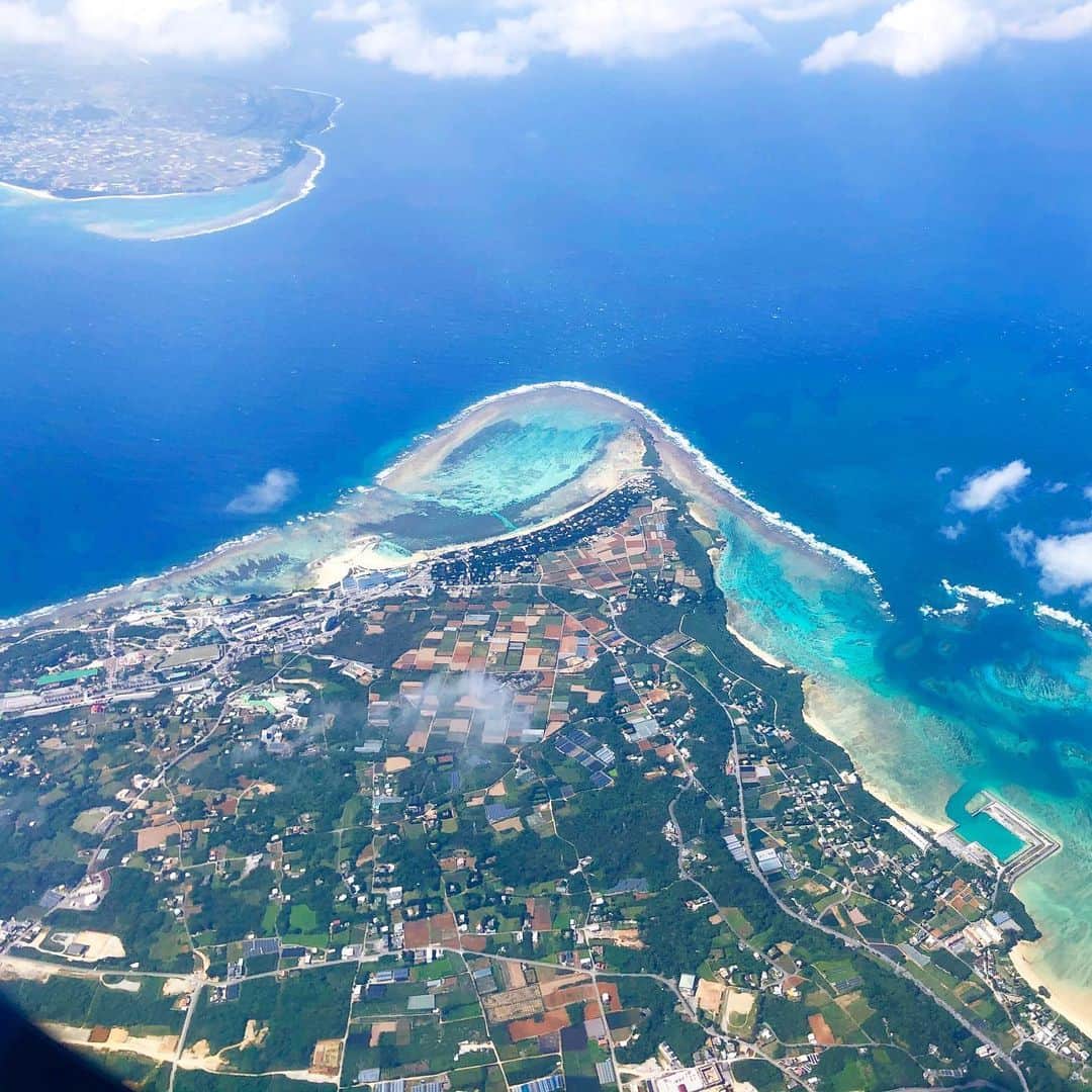 東里梨生さんのインスタグラム写真 - (東里梨生Instagram)「RACの飛行機から 青い海が見たいなー😌 夏になるとふるさとが恋しくなるさー🤩  #RAC は沖縄本島を中心に 10の島々を結ぶ、 離島の方々が生活する為に欠かせない #生活路線 なのです‼️ 島々を想い、人や地域に寄り添う RACの皆さんの温かさには 本当に胸を打たれます😭 RACのサイトにも温かさが滲み出てます✨✨ 皆さん お元気でしょうか？？ またお会いできる日を楽しみにしています‼️🙏🏻 #琉球エアーコミューター #君がいるから #やなわらばー #沖縄本島 #奄美大島 #与論島 #北大東島 #南大東島 #久米島 #宮古島 #多良間島  #石垣島 #与那国島」6月1日 11時49分 - aizatorio_yanawaraba