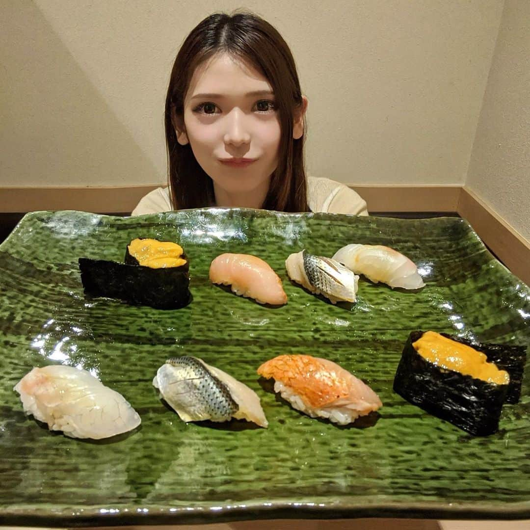 大見さなえさんのインスタグラム写真 - (大見さなえInstagram)「『鮨 青海 青山店』🍣﻿ "若い方にも気軽に利用してほしい"と想いのあるお店！﻿ 席数34席で個室2.4人可で広々とした空間！ ﻿ 《個室限定》おまかせ握りコース　9800円(税抜)﻿ 前菜、旬菜、握り10貫以上、蒸し物、巻物、香の物、汁物﻿ ﻿ 握りのシャリ小さめだから少量で色んな種類食べやすい🍣﻿ ウニは産地や品種選べて、函館の紫ウニ甘くて美味しかった☺️﻿ ﻿ 個室が沢山あるから、接待やカウンターだも緊張しちゃう人に🙆‍♀️﻿ ﻿ 営業時間﻿ ランチ﻿ 12:00～14:00(L.O13:00)﻿ ディナー﻿ 16:00-22:00(L.O21:00)﻿ 日曜営業﻿ 定休日﻿ 不定休あり﻿ ﻿ #鮨青海 お寿司 #鮨 #おすし #握り #ウニ #雲丹﻿ #うに #青山グルメ #めぐログ_青山﻿ #sushi #個室お鮨 #seafood #海鮮﻿ #美味しいもの好きな人と繋がりたい #青海」6月1日 11時56分 - tabe_megumi