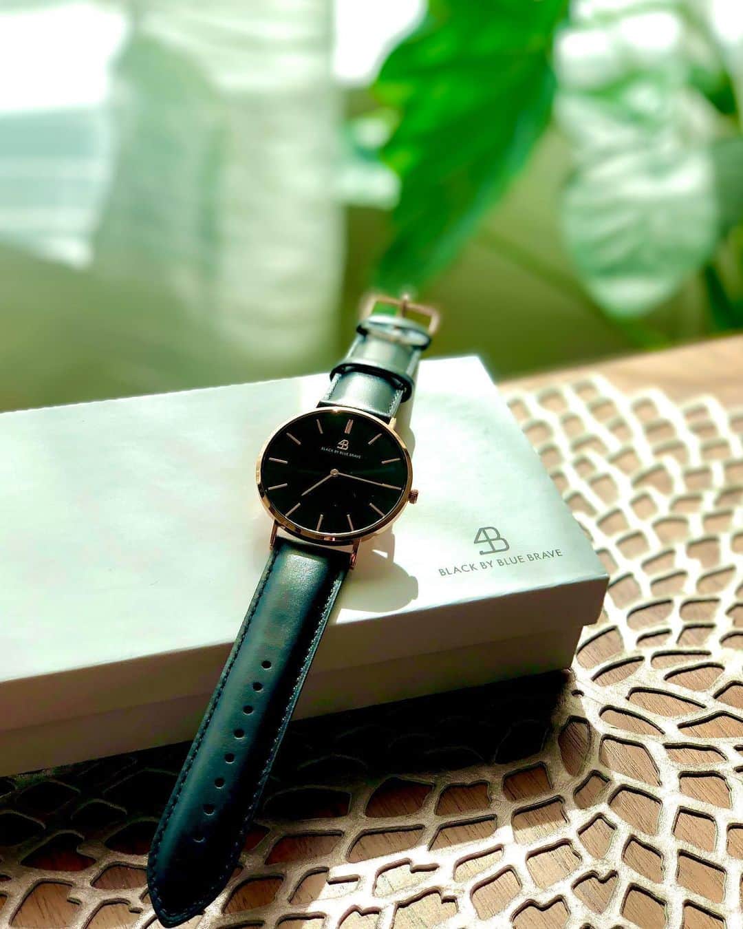 彩耶さんのインスタグラム写真 - (彩耶Instagram)「⭐︎⭐︎⭐︎ #時計好き ♡ ・ お洋服に合わせて、時計も変えたくて… ついつい、ポチり😆💕 ・ ・ 4Bwatches（BLACK BY BLUE BRAVE） @4bwatches_japan ⌚️ ・ #newin💕 ・ ・ メンズライクな時計を、クールに身に付けたくて #ブラックコーデ にしたよ🖤 ・ 高級感のある黒のレザーストラップにローズゴールドのケース…  品があって 素敵だなぁ✨✨ ・ ・ シンプルなデザインだから、どんなシチュエーションにも合いそうっ😉💕 ・ ・ 私が付けているのは… 4B  CLASSIC  4B0106  40㎜ ・ ・ ・ ・ @4bwatches_japan 公式ホームページ ご覧になってくださいね↓ ・ http://4bwatches.com/ ・ ・ クーポンコード  3aya1es 【クーポン使用期限は本日より1年間】 ・ ・ ご使用頂くと10％OFF になります❣️ もし良ければご利用ください😊💕 ・ ・ ・ ・ 週明け、当たり前のようにお仕事に向かえることが嬉しいな😊💕✨ 変化に対応しながら、少しずつ日常を取り戻したいなぁ… ・ ・ ・ #4bwatches #腕時計 #時計 #BLACKBYBLUE BRAVE #腕時計倶楽部#手元倶楽部 #モデル#model#神戸#kobe#インスタグラム#インスタ#instagram#インフルエンサー#私#me#followme#フォローミー#お洒落さんと繋がりたい#旅行好きな人と繋がりたい #ファッション#コーデ#fashion #大人女子」6月1日 12時01分 - 3aya11
