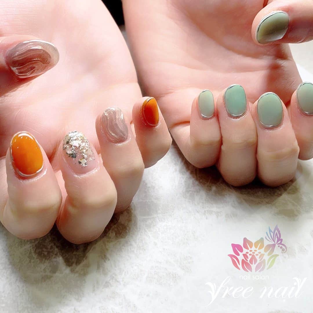 free nail フリーネイルのインスタグラム：「. お客様ネイル💅🏻🍋 . アシメネイル🎭 . トレンドミントグリーン🌱🍏🍐 . ご来店ありがとうございました🙇🏻‍♀️🙇🏻‍♀️🙇🏻‍♀️💗 . #ネイルアート #ジェルネイル #ネイルサロン #大阪ネイルサロン #ネイルデザイン #ネイルチェンジ #アシメネイル #アシンメトリーネイル #メタリックネイル #うねうねネイル #オレンジネイル #ミントグリーンネイル #デザインネイル #トレンドネイル #ショートネイル #シンプルネイル #大人ネイル #夏ネイル #summernails #nailsart #nailsdid #美甲 #日式美甲 #日式美甲胶 #日本美甲师 #日本美甲老师 #美甲上课 #日本胶 #フリーネイル #freenail」