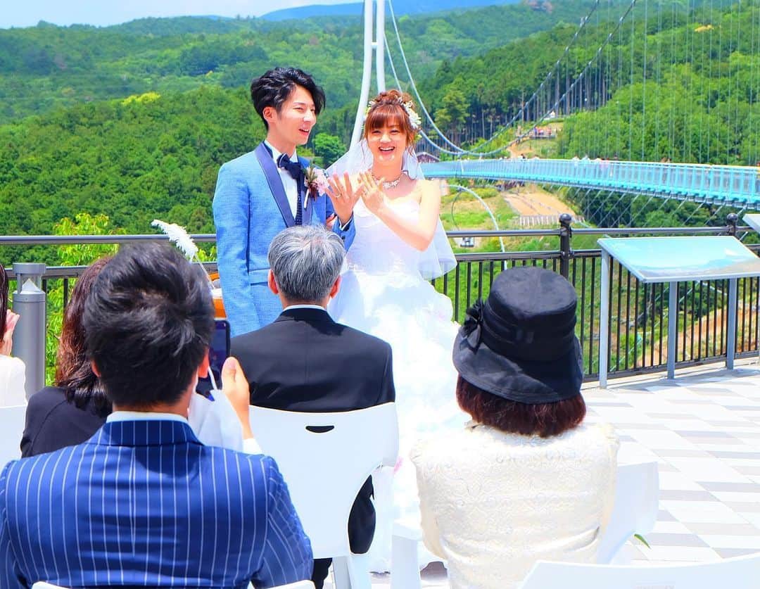 三島スカイウォーク／公式さんのインスタグラム写真 - (三島スカイウォーク／公式Instagram)「. 三島スカイウォークで結婚式が行われました💐💍 . 気持ちの良い空の下、愛を誓い合ったお二人の姿がとても幸せそうでした😊💕 . 日本一長い吊り橋のように、末長く幸せが続きますように………！ . #三島スカイウォーク #日本一の吊橋  #絶景 #結婚式 #お幸せに #ハッピーウエディング #mishimaskywalk #japan #sizuoka #wedding #happywedding」6月1日 12時07分 - mishima_skywalk