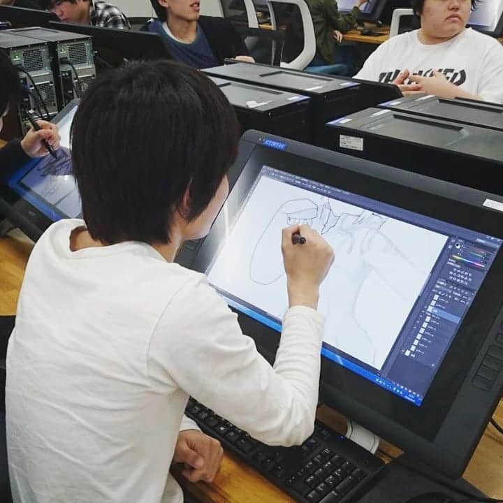 日本工学院さんのインスタグラム写真 - (日本工学院Instagram)「過去に行われた、マンガ・アニメーション科のデジタル実習の様子です❗ . ＰＣと液晶タブレットを使用して、作品を制作しました。 基礎からしっかり学びつつ、楽しんで創作することができました😄 . . 「#日本工学院」をチェック！！ 学生が投稿したリアルな日常風景を見ることができますよ！ . . #nihonkogakuin #専門学校 #日本工学院八王子専門学校 #日本工学院専門学校 #教職員投稿写真 #マンガアニメーション科 #若きつくりびと #クリエイター #アニメーター #アニメーター志望 #イラストレーター #イラストレーター志望 #いらすと #イラスト練習 #かわいいイラスト #いらすとぐらむ #イラストグラム #お絵描き」6月1日 12時08分 - nihonkogakuin