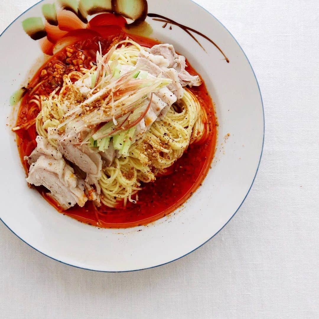 樋口正樹さんのインスタグラム写真 - (樋口正樹Instagram)「hiyashi chuka . お昼に辛い冷やし中華、 多めのラー油で試作中。 . . . #辛党 #辣油多め #辛い冷やし中華 #冷やし中華 #冷やし中華はじめました #樋口さんちで麺類 #hiyashichuka #coldchinesenoodles #🌶🌶🌶」6月1日 12時09分 - higuccini