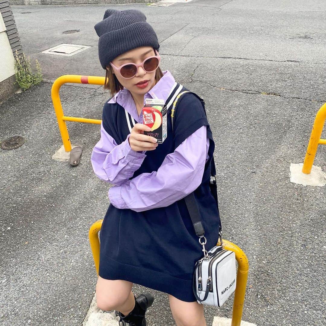 のインスタグラム：「. GUのメンズベストを使ってコーデ。 ちなみに紫のシャツもメンズ。 . メンズファッション 可愛いよなぁ...♡ . #gu #ジーユー #ユニクロ #uniqlo  #メンズファッション #メンズ  #コーデ #ストリートファッション #ニット帽 #mensfashion #code  #ootd #fashion #153cm #ダイエット」