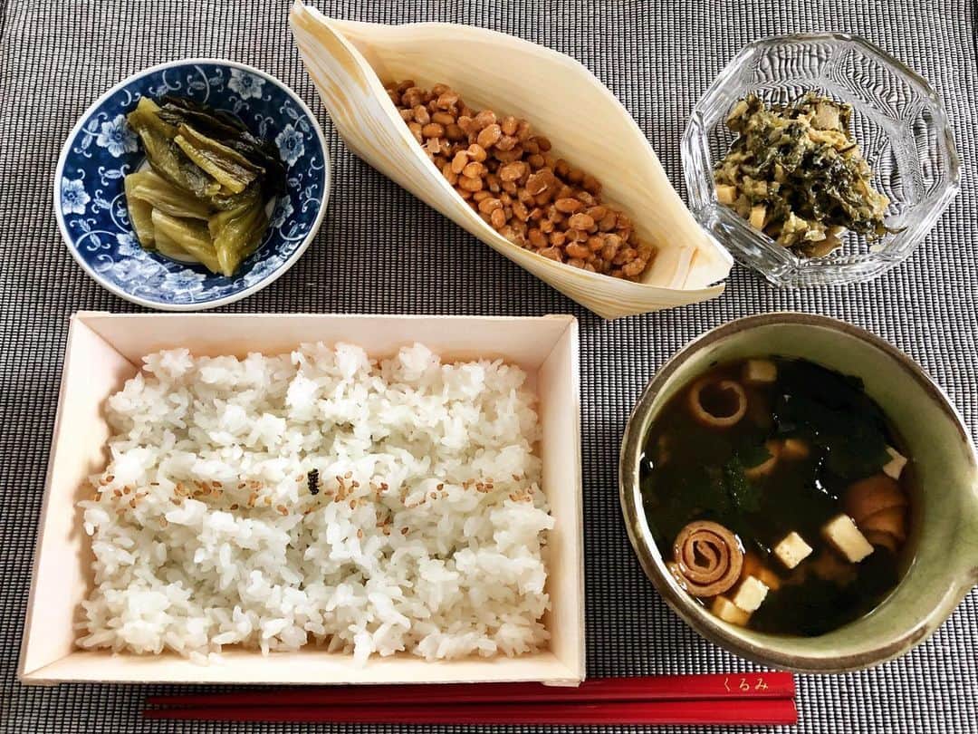 のインスタグラム：「色彩定食🌈 #飯取物語 #ノラネコ食堂真備店  #舟納豆」